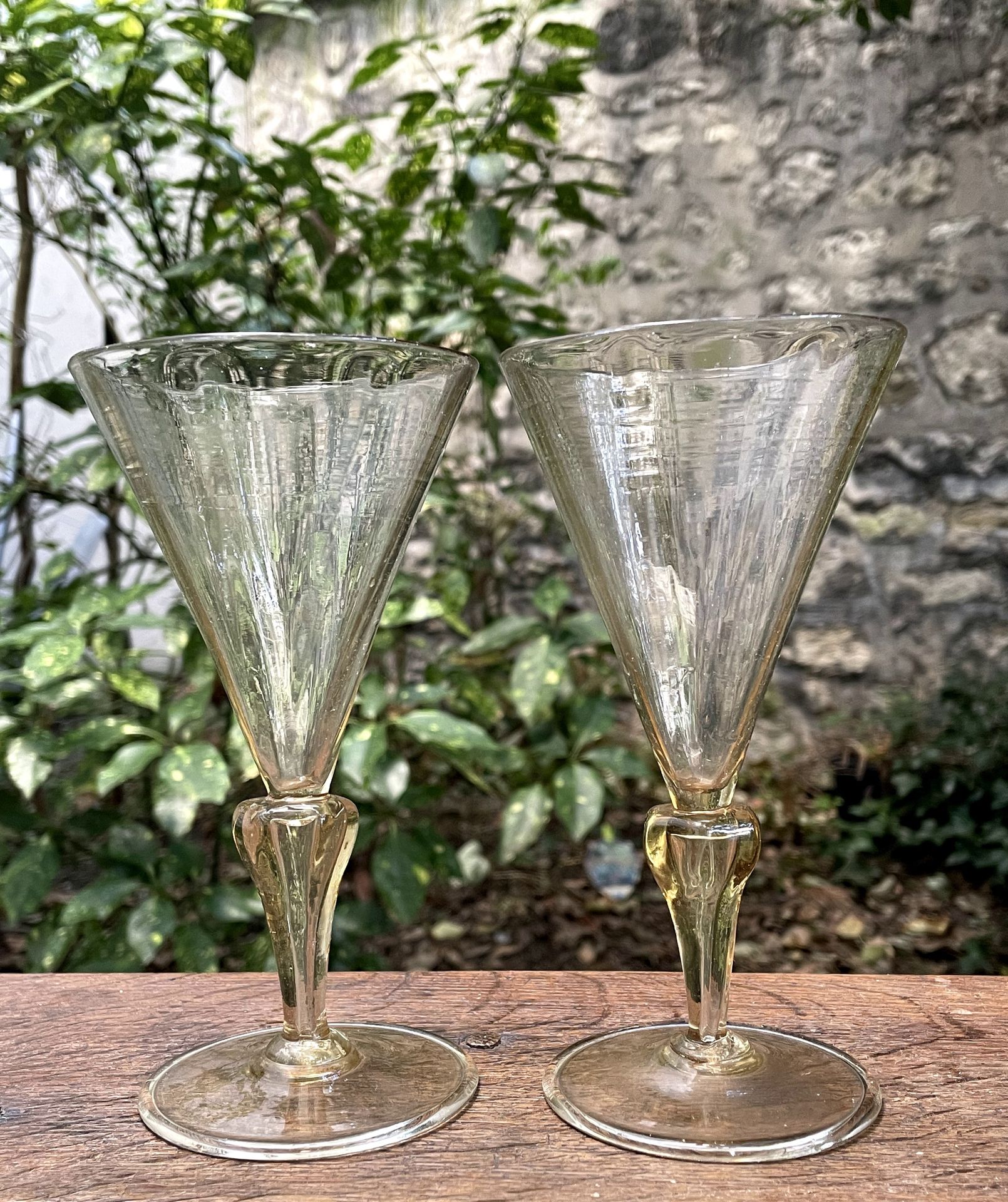 Null 地段包括 :

- 两只烟熏吹制的玻璃带柄杯。19世纪。高15,3厘米。

- 两只绿色的有柄玻璃杯。19世纪。高12,7厘米。