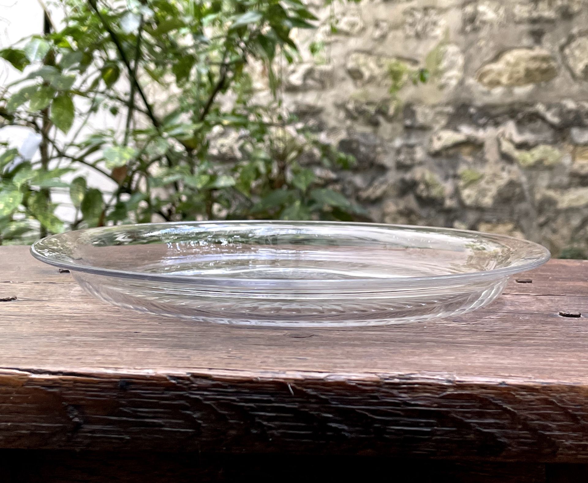 Null 
Lot including: 


- A cut crystal plate. Diam. 22,3 cm


- Cut and moulded&hellip;