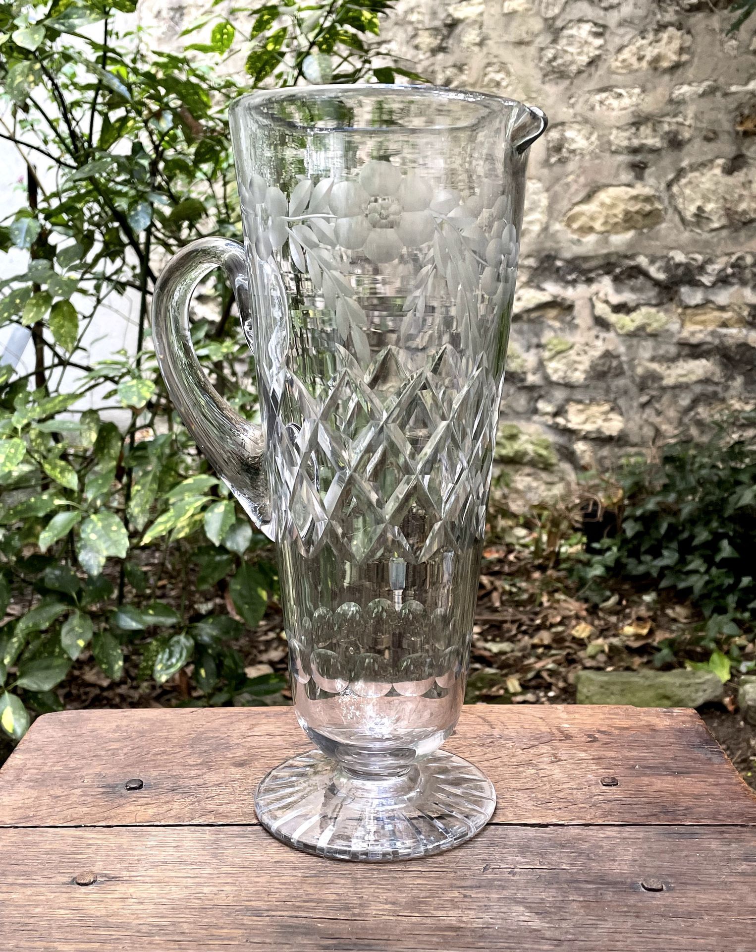 Null 
Lot including: 


- Cut glass pitcher. Circa 1950. H. 30,4 cm


- Saint-La&hellip;