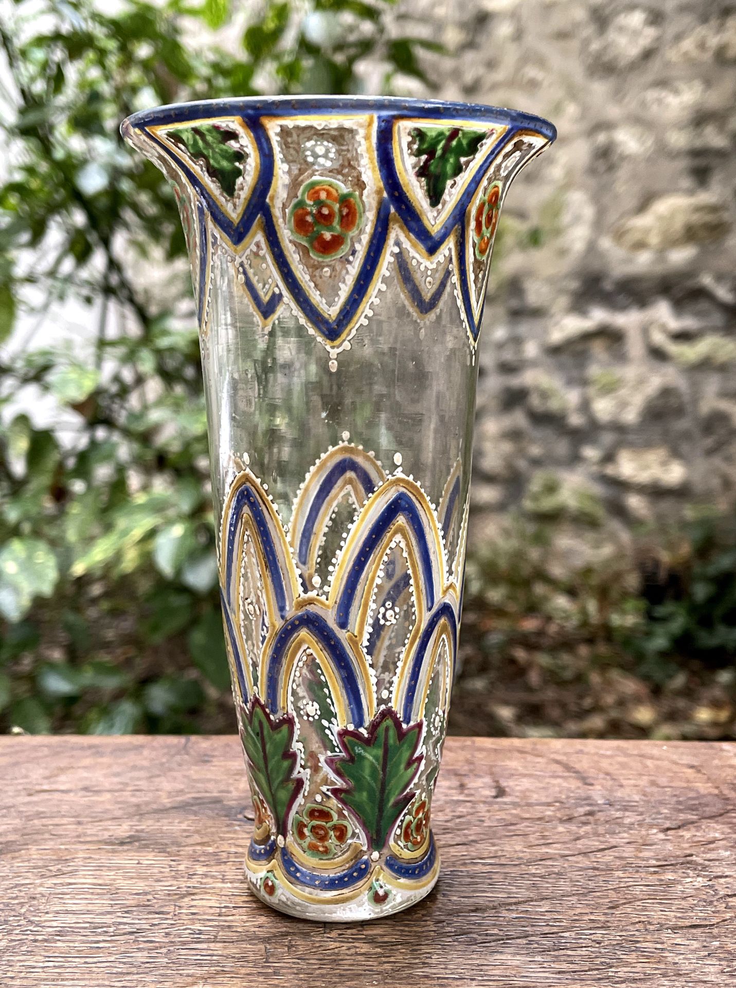 Null 
小型搪瓷玻璃花瓶。


H.14,5 cm


(缺口和小的镀金层缺失)