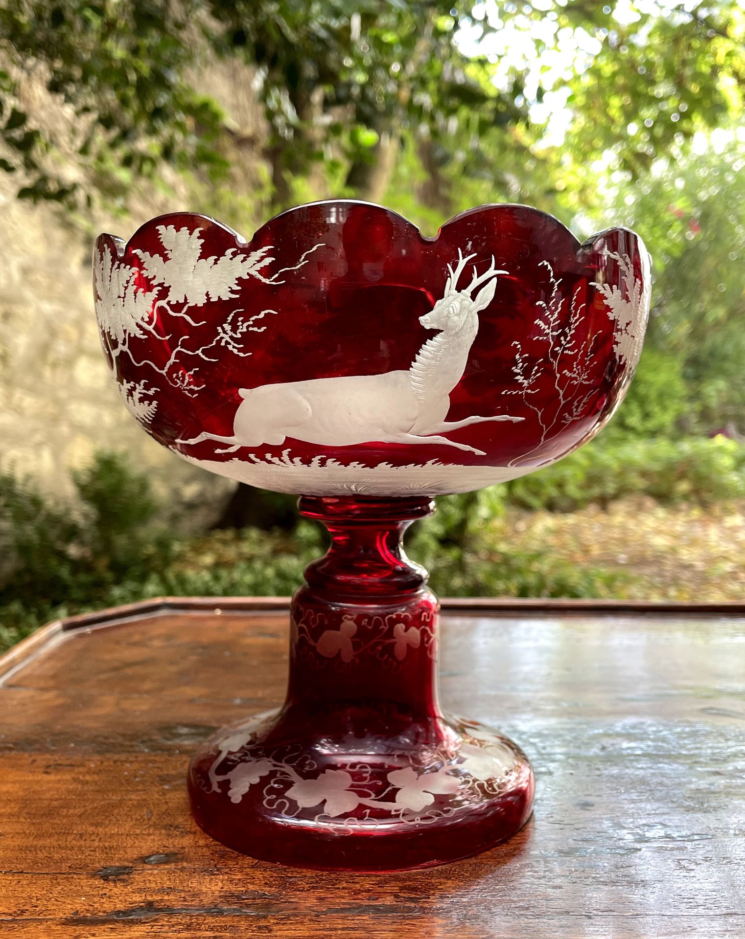Null 一个水晶座碗，上面装饰着一只鹿和一只田野里的雄鹿。波西米亚，20世纪初

H.16.7厘米 直径16.5厘米