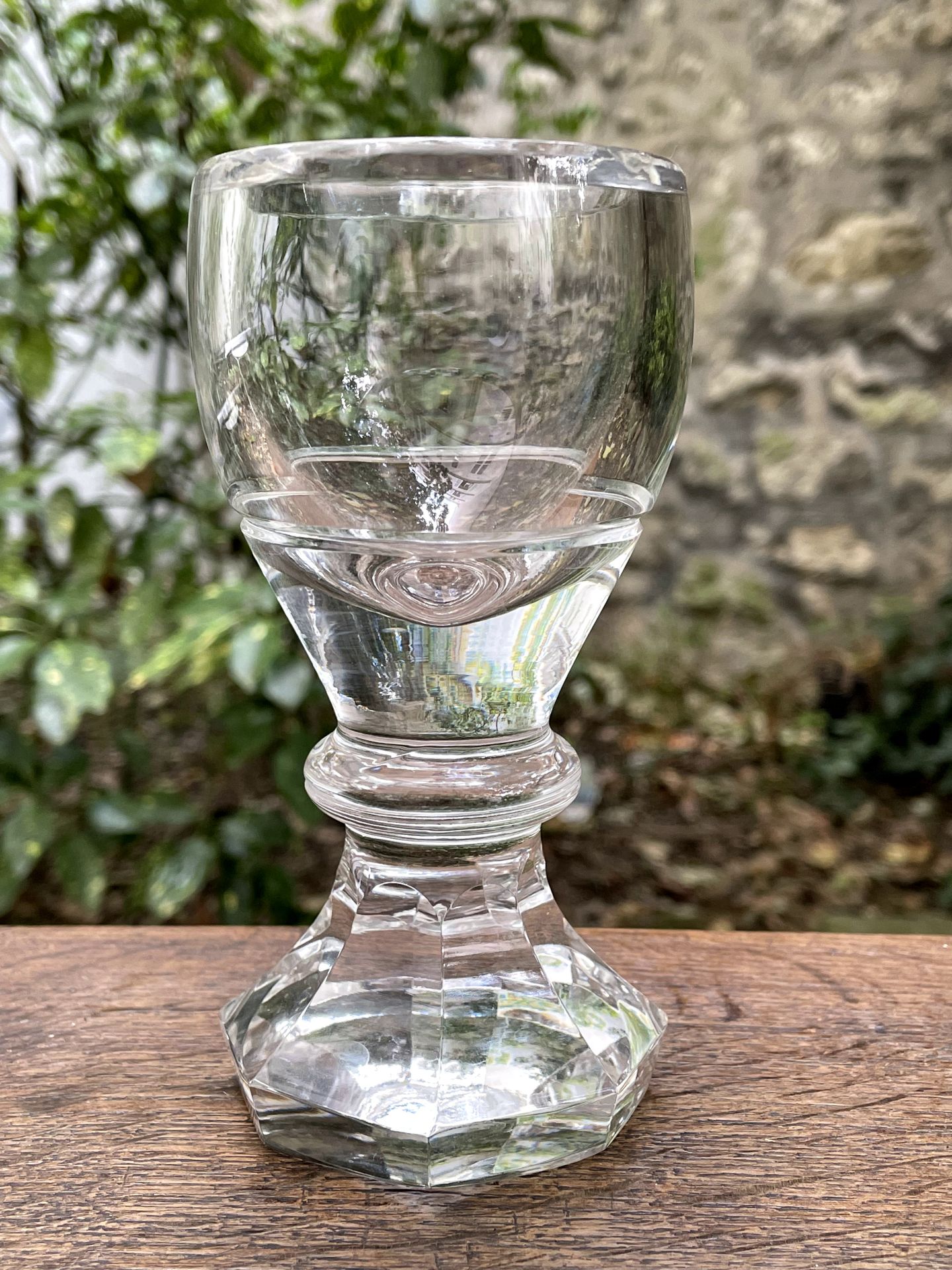 Null Los einschließlich : 

- Ein Stielglas. Böhmen, um 1830. H. 13,8 cm

- Ein &hellip;