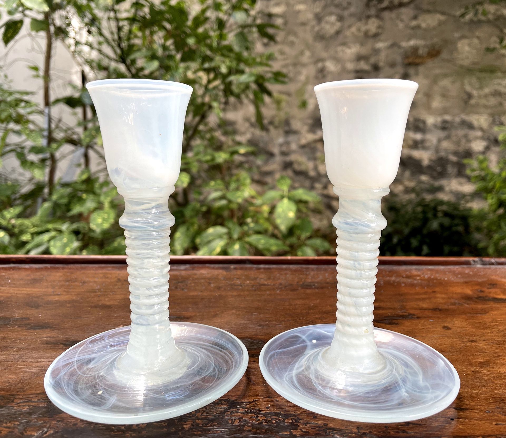 Null Ein Paar Kerzenhalter aus opalisierendem weißem Glas. 

19. Jahrhundert

H.&hellip;