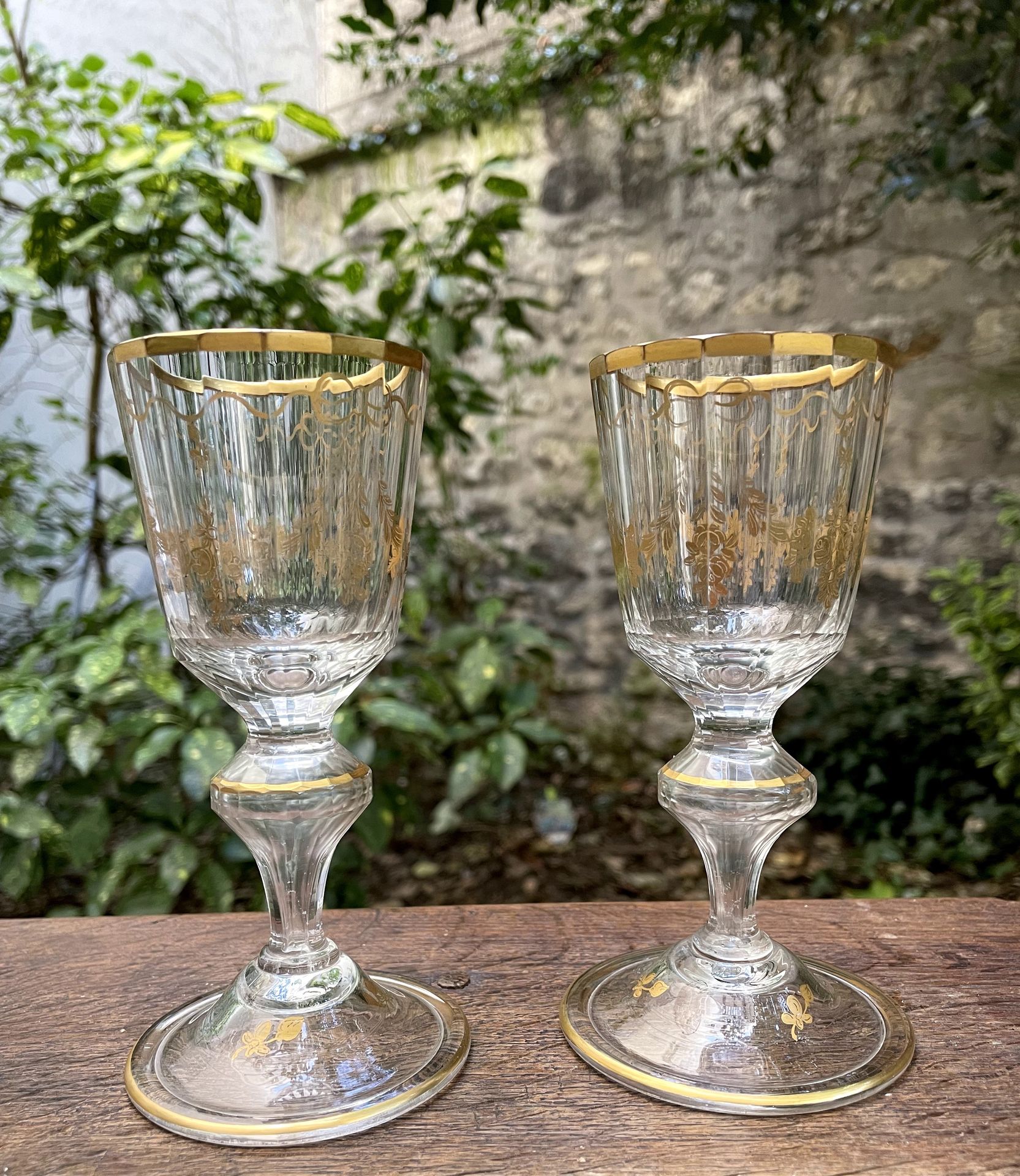 Null 
两只玻璃杯，有鲜花和花环的镀金装饰。


18世纪


H.14,5 cm



(镀金处有轻微摩擦)