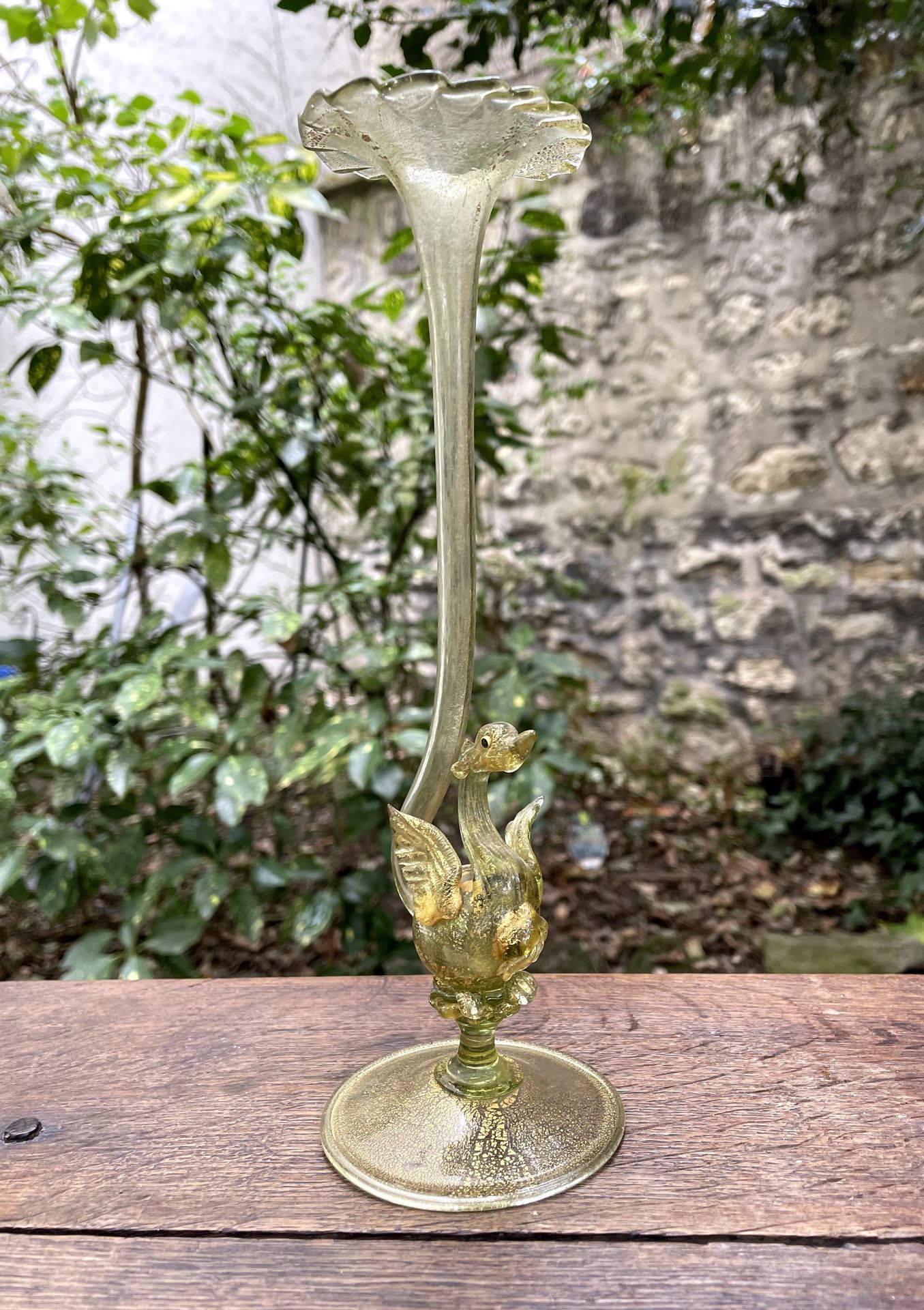 Null 
镀金玻璃花瓶，高颈，饰有天鹅图案。



本着萨尔维蒂的精神


H.23,5 cm



(镀金有些磨损)