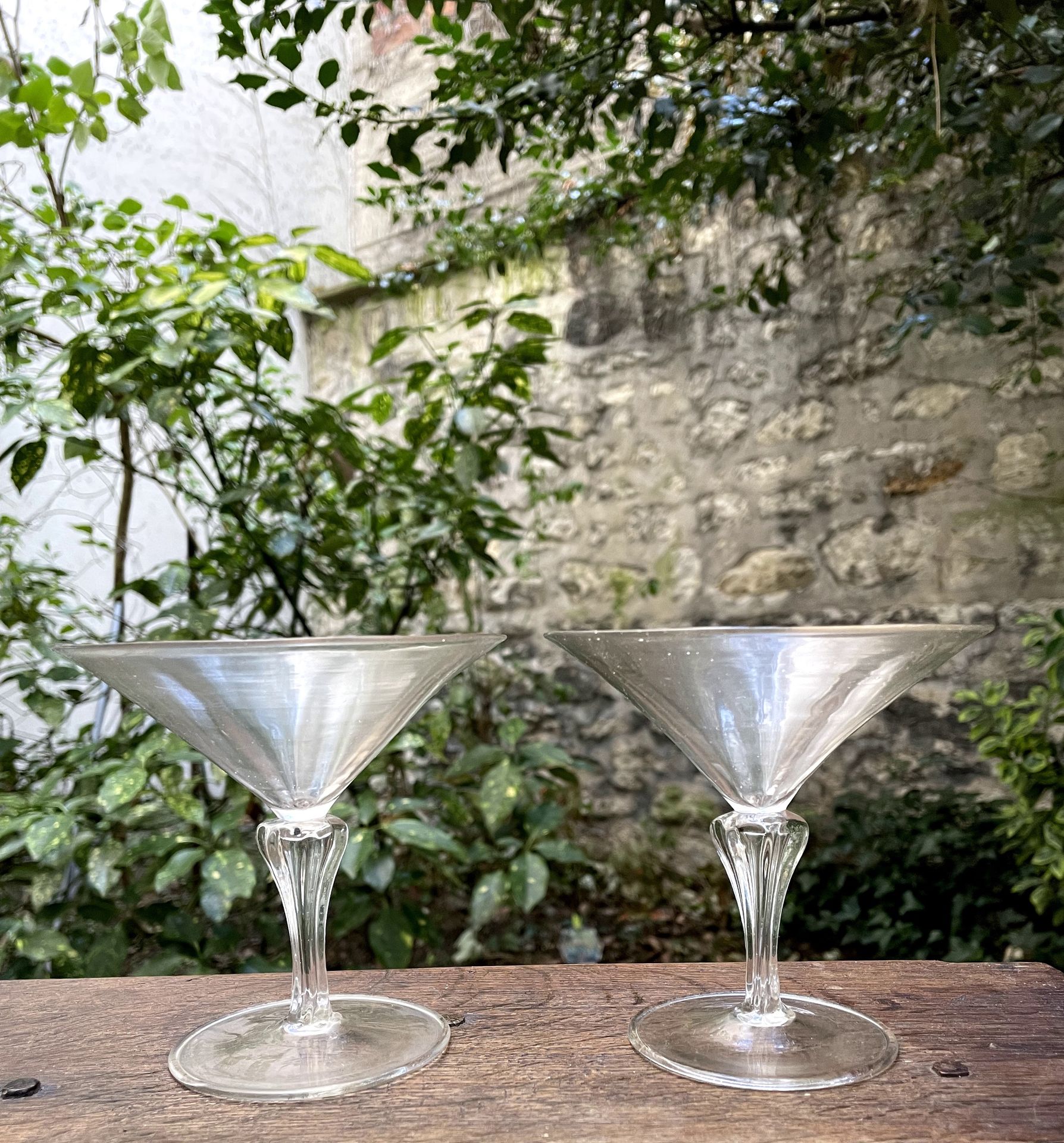 Null Dos vasos de vidrio soplado a pie.

Siglo XVIII

H. 11 cm