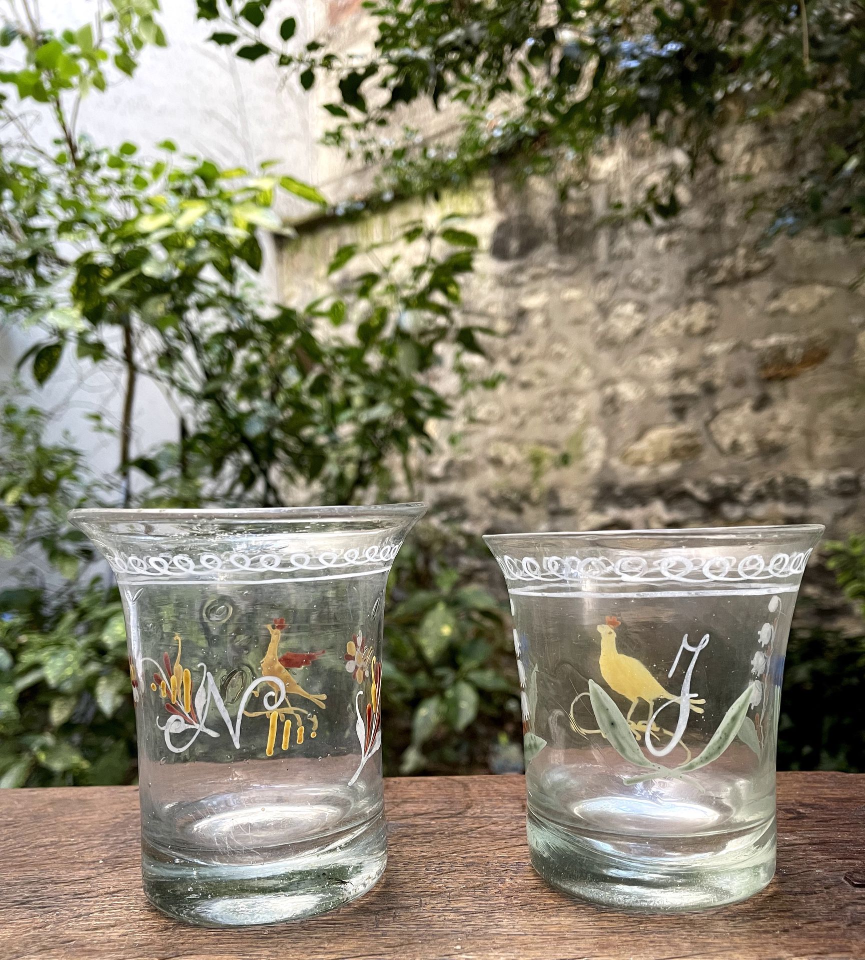 Null 
两只玻璃 "婚礼 "高脚杯，刻有花和公鸡的珐琅装饰，编号为 "J "和 "N



诺曼底，18世纪末至19世纪初。



H.9厘米



(小划&hellip;