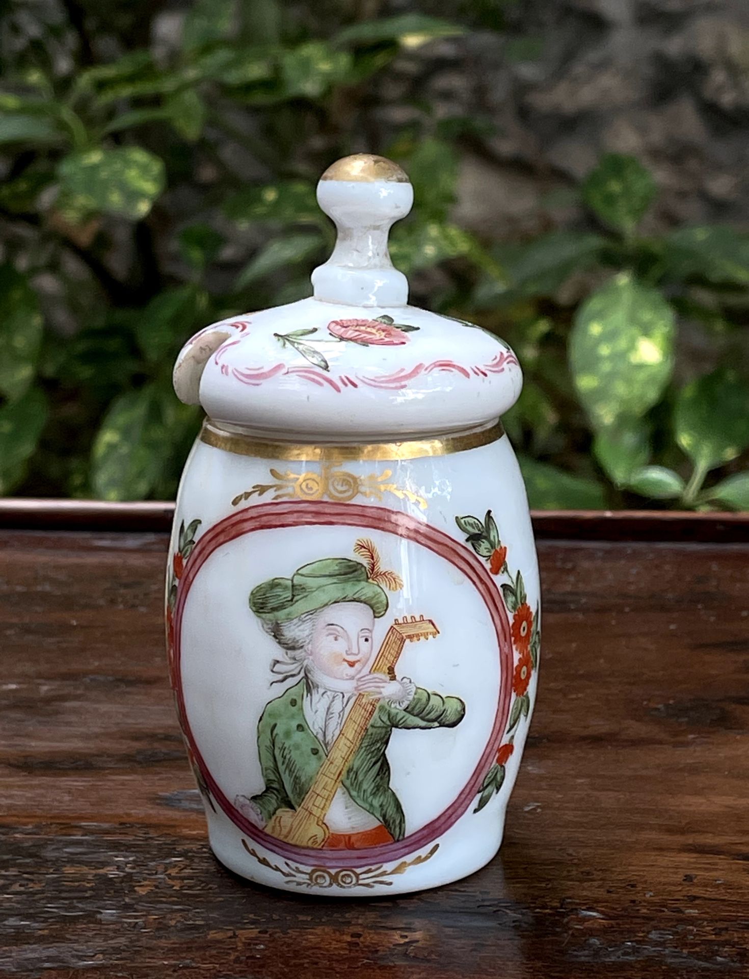 Null 
White opaline mustard pot decorated with a musician's portrait. 


Late 18&hellip;