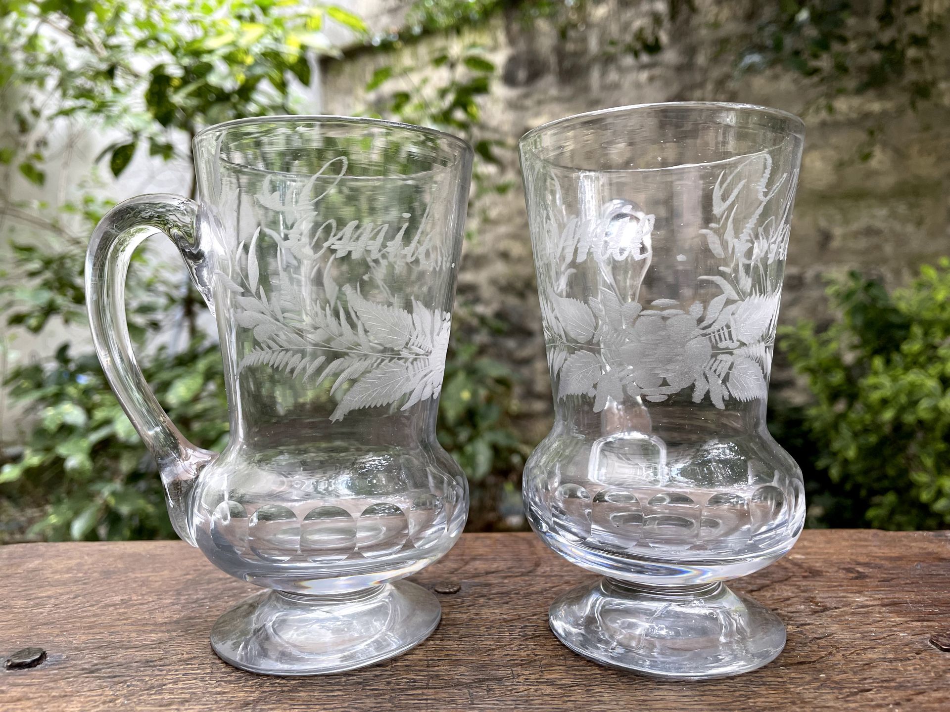Null Lot including: 

- Pair of commemorative glassware engraved with a flowery &hellip;