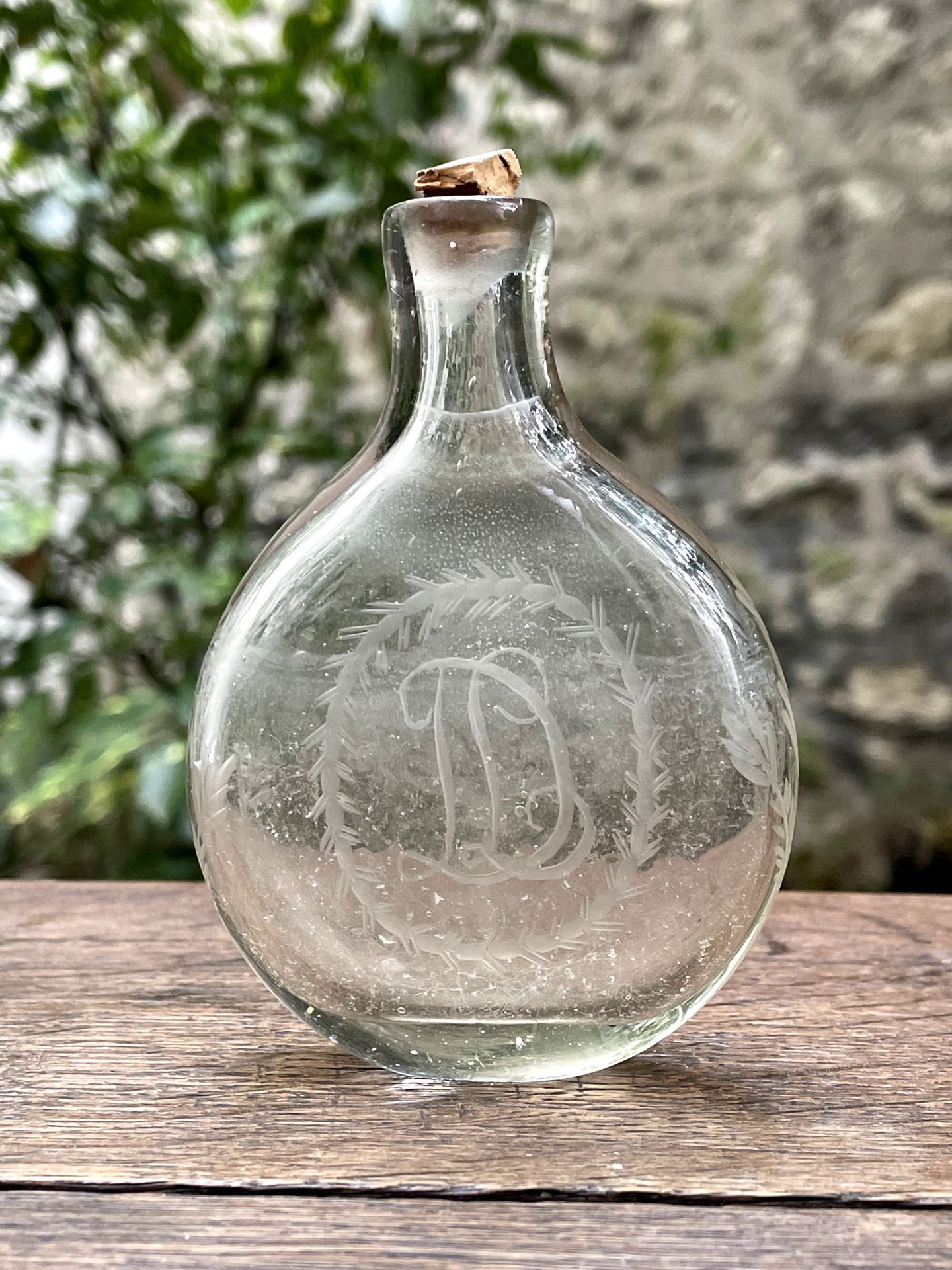 Null 
雕刻的玻璃旅行瓶或口袋瓶 "DL"。


18世纪


H.9,6 cm