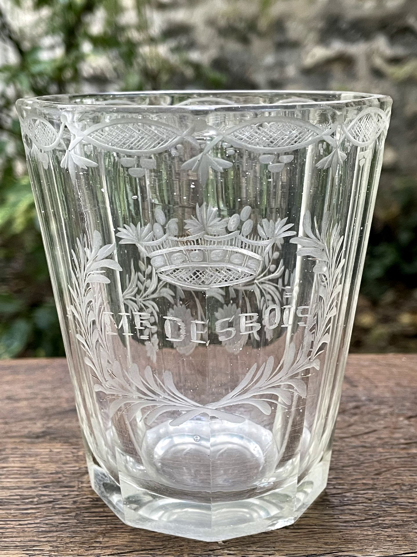 Null 
刻有花环的切割玻璃高脚杯，上面刻有 "Des Bois先生"。 



19世纪初


H.10,5 cm


(内部有缺口和划痕)
