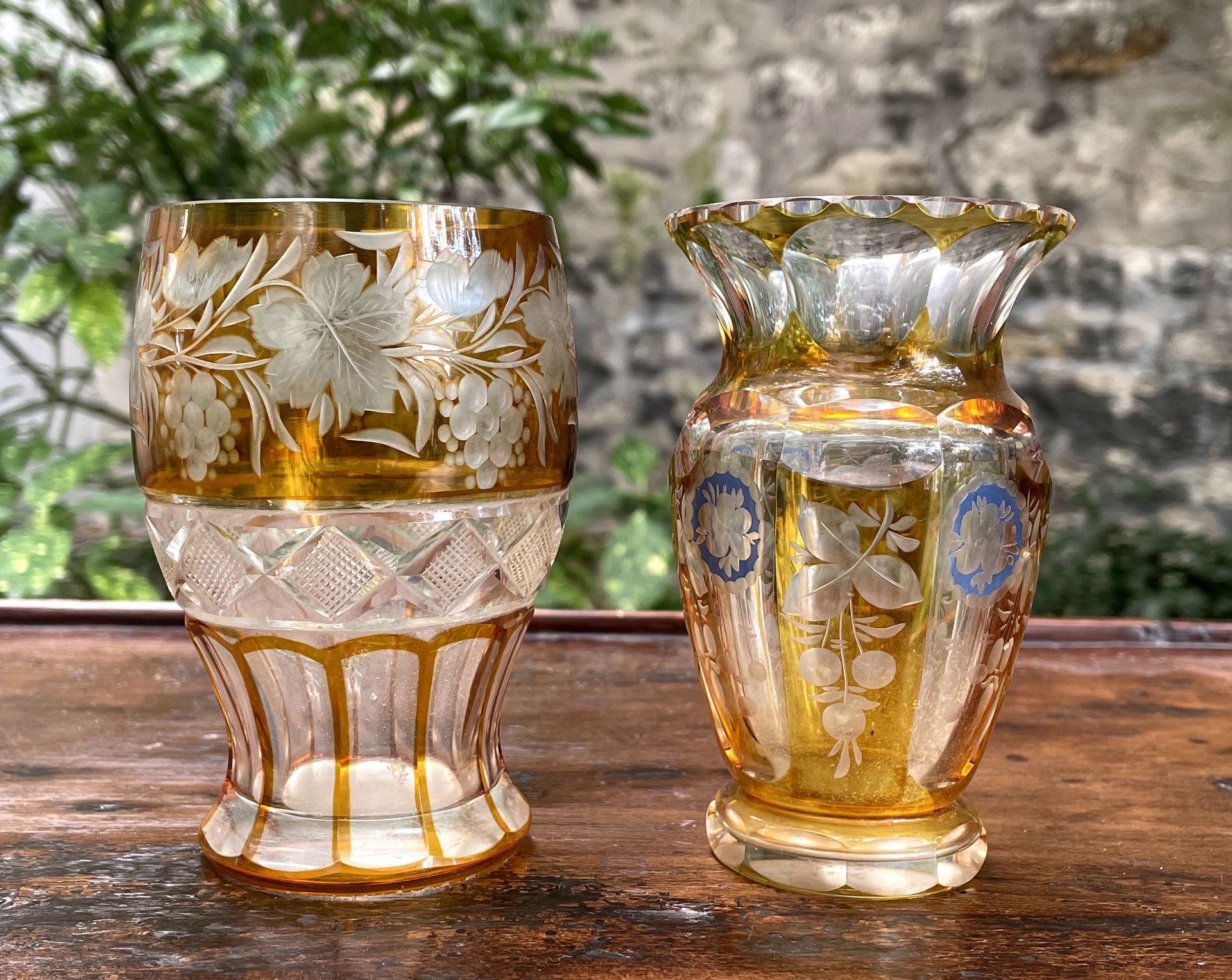 Null Jarrón de cristal forrado de amarillo con flores grabadas y vaso de cristal&hellip;