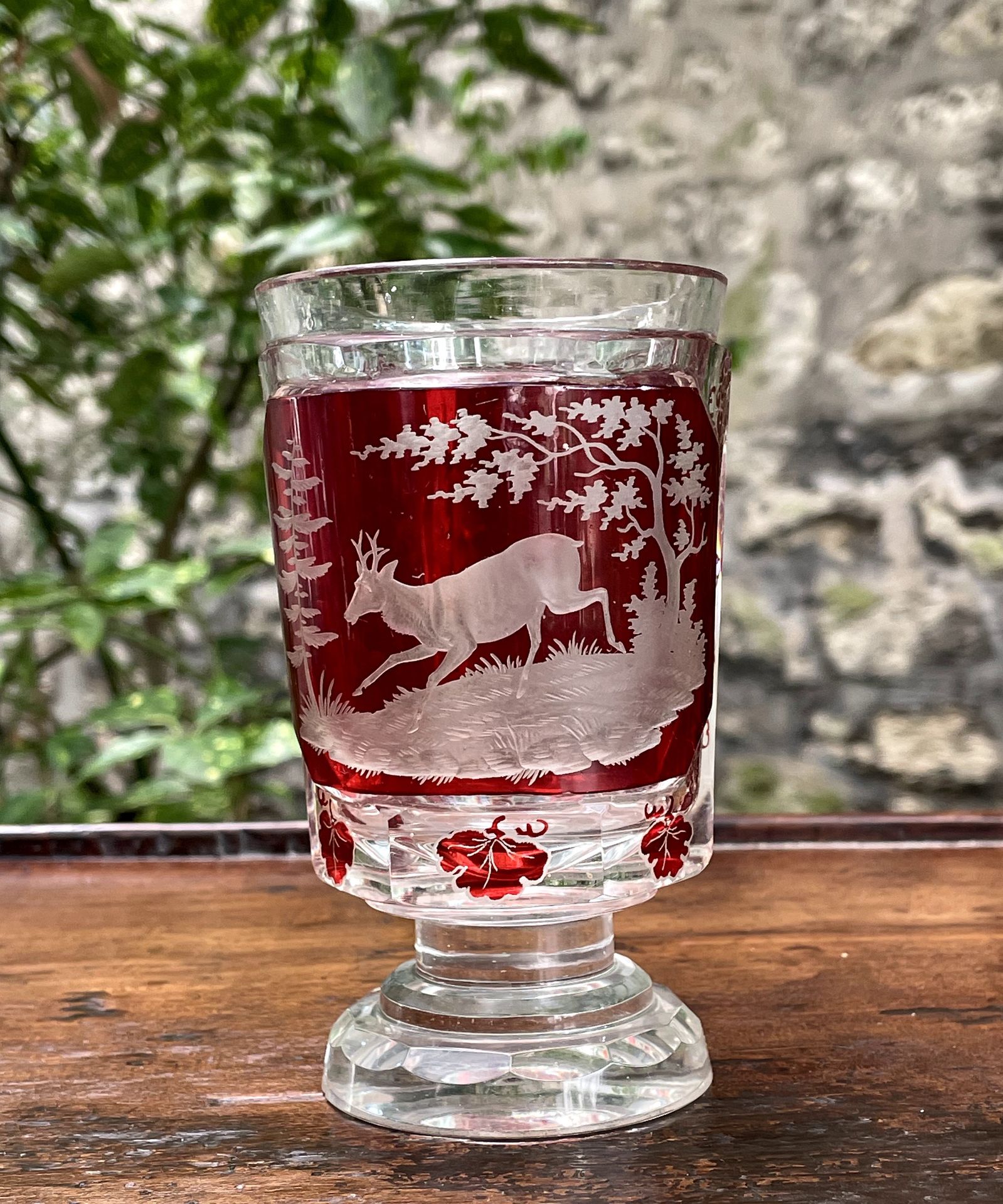 Null 
一个水晶柄杯，装饰着森林中的鹿和藤叶。


波西米亚，20世纪


H.12.2厘米



(小的在脚上)