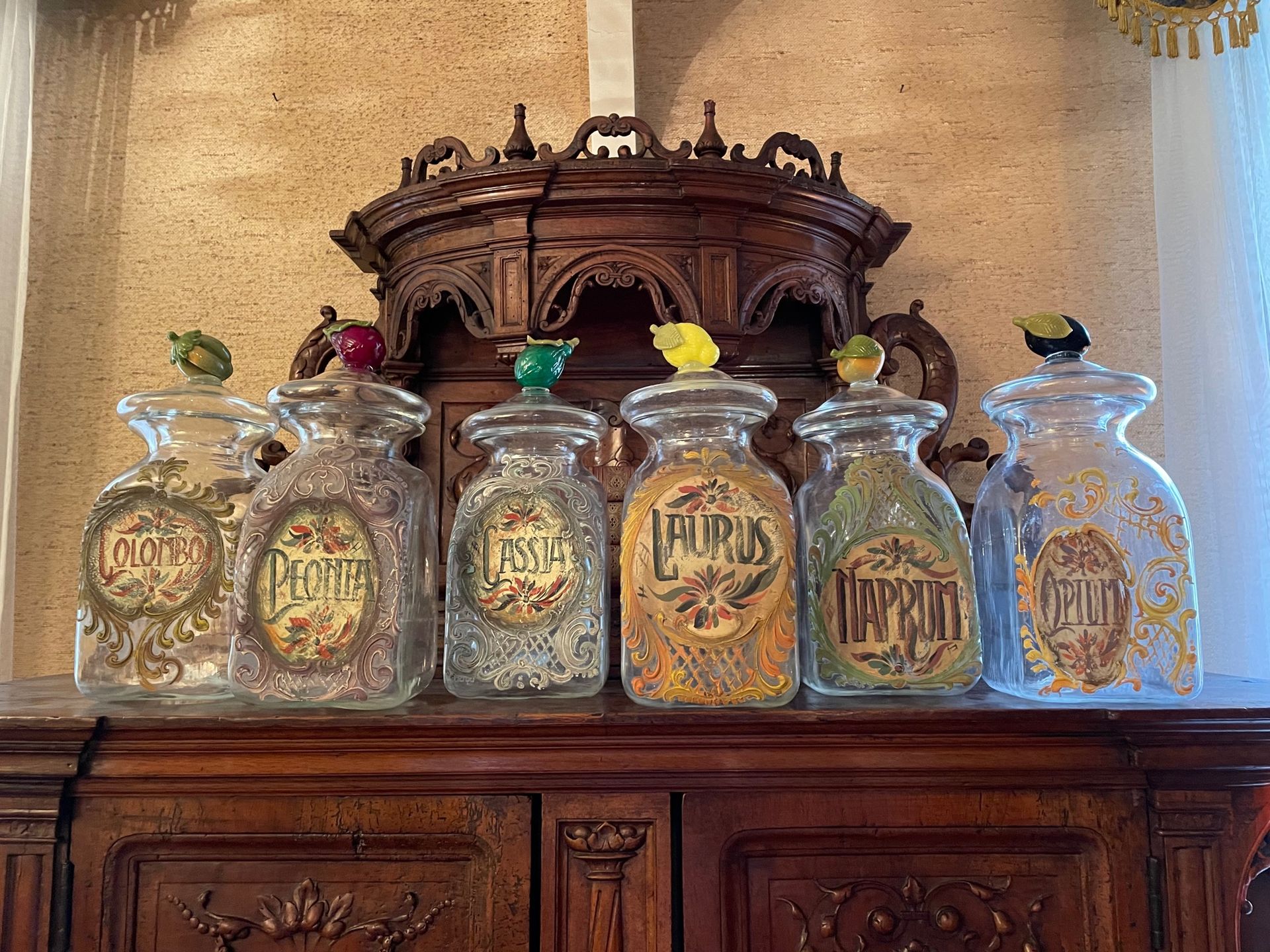 Null 
六个威尼斯玻璃药罐，珐琅彩的铭文是由叶子环绕的徽章。盖子上用多色玻璃装饰着水果和蔬菜。 


威尼斯作品，穆拉诺，19世纪末。


H.30.8厘米&hellip;