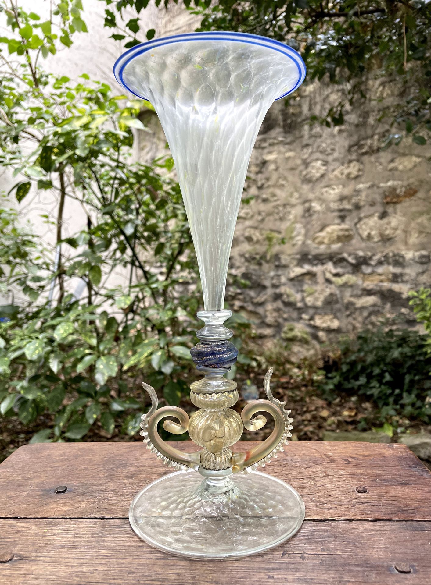 Null 
Haut vase cornet façon Venise.


Murano, fin XIXe siècle


H. 29 cm
