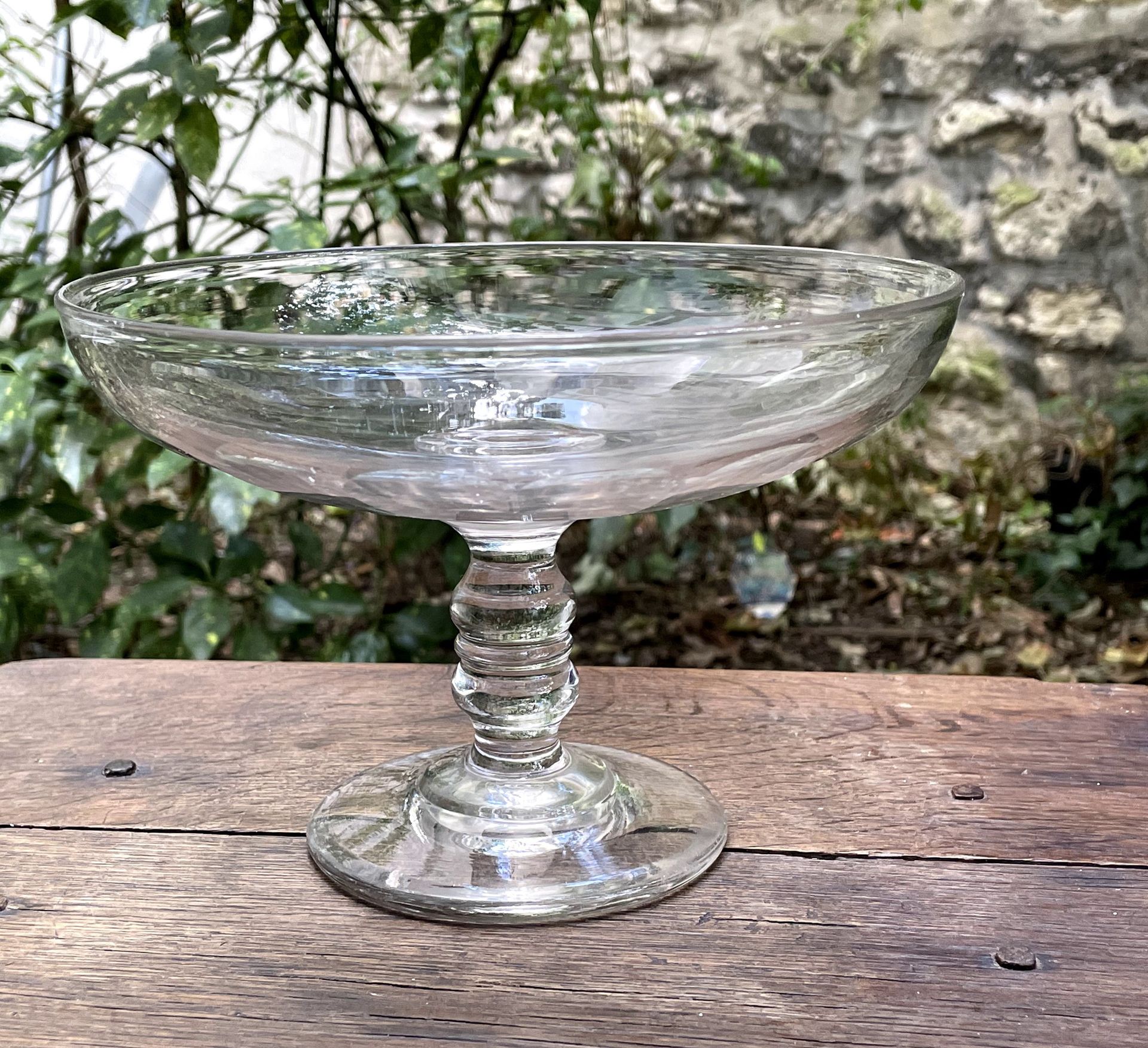 Null 
地段包括。 


- 一个放在基座上的吹制玻璃碗。19世纪晚期。高13,8厘米。直径20厘米


- 一个放在基座上的吹制玻璃碗。19世纪。高14,&hellip;