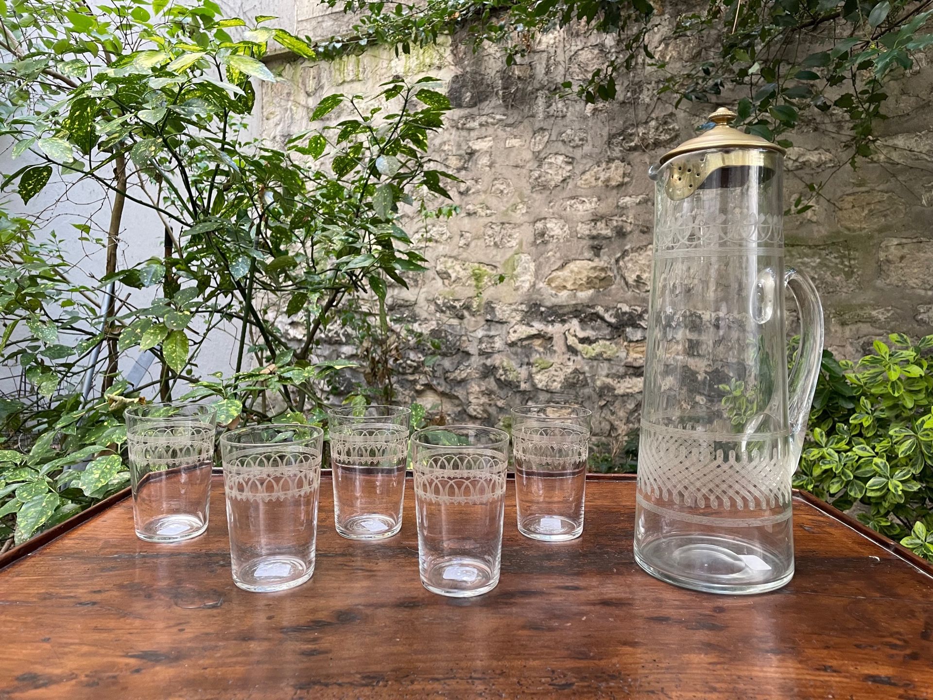 Null 
水晶壶和五个橙汁杯，刻有交错的楣条。


约1910年。


壶的高度：29厘米
玻璃杯的高度：10厘米



(一个玻璃杯上的碎片)