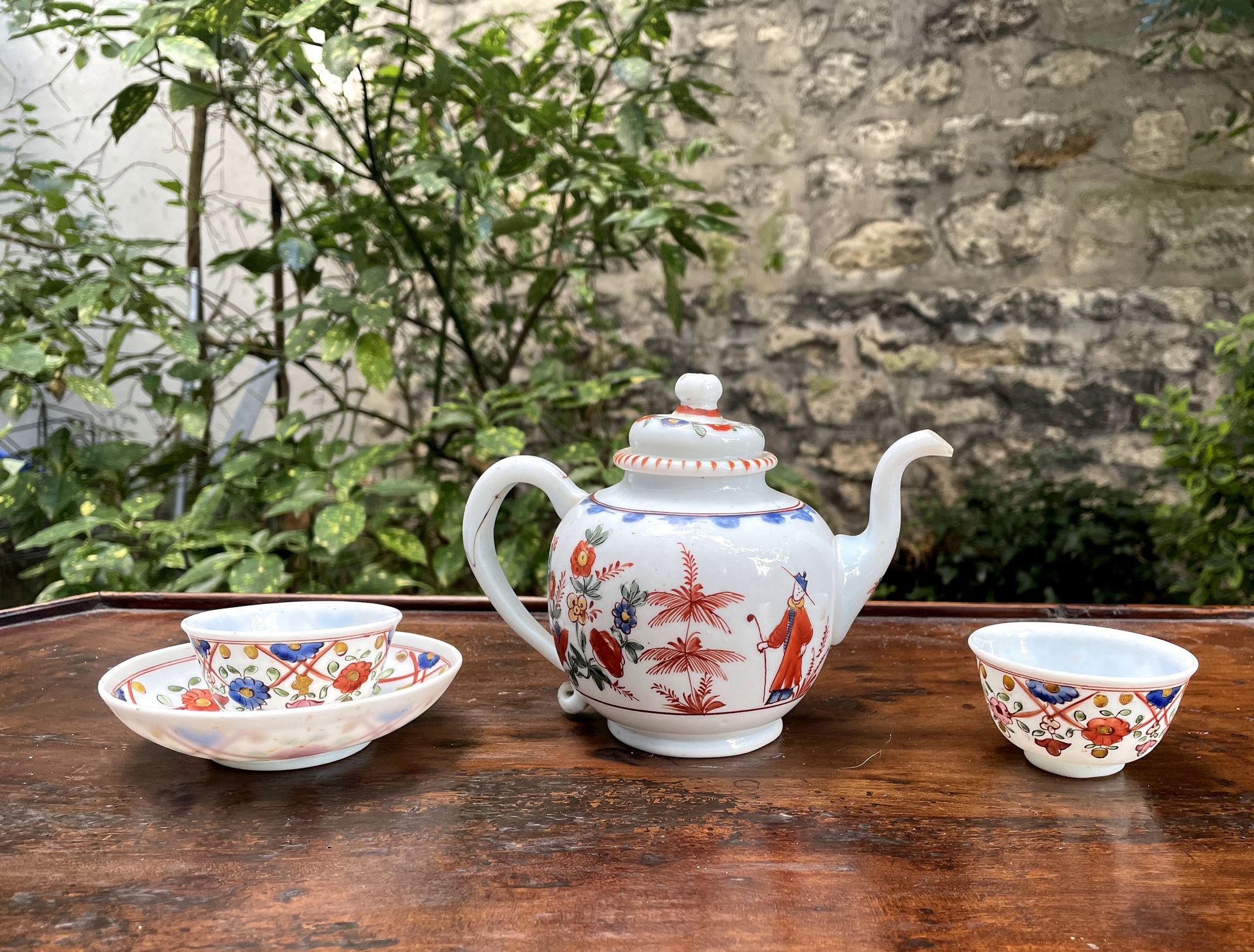 Null 一批白色牛奶玻璃包括:

- 一把带有Chinoisant装饰的茶壶。19世纪。高13.5厘米（壶嘴有小意外

- 两个冰糕杯和一个碟子。19世纪。