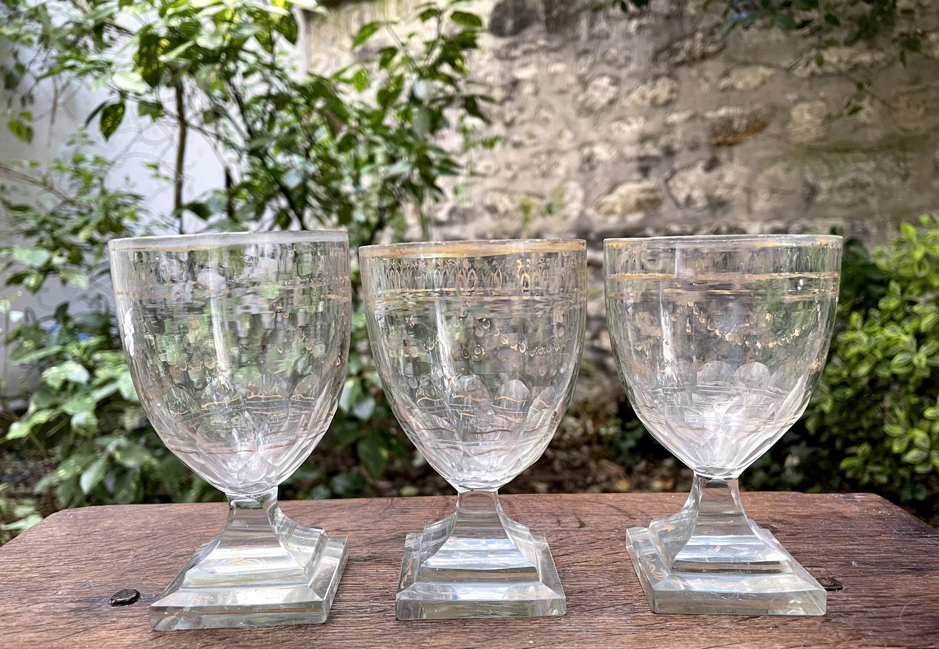 Null Lot including : 

- Three gilt decorated stemmed glasses. Circa 1820 (missi&hellip;