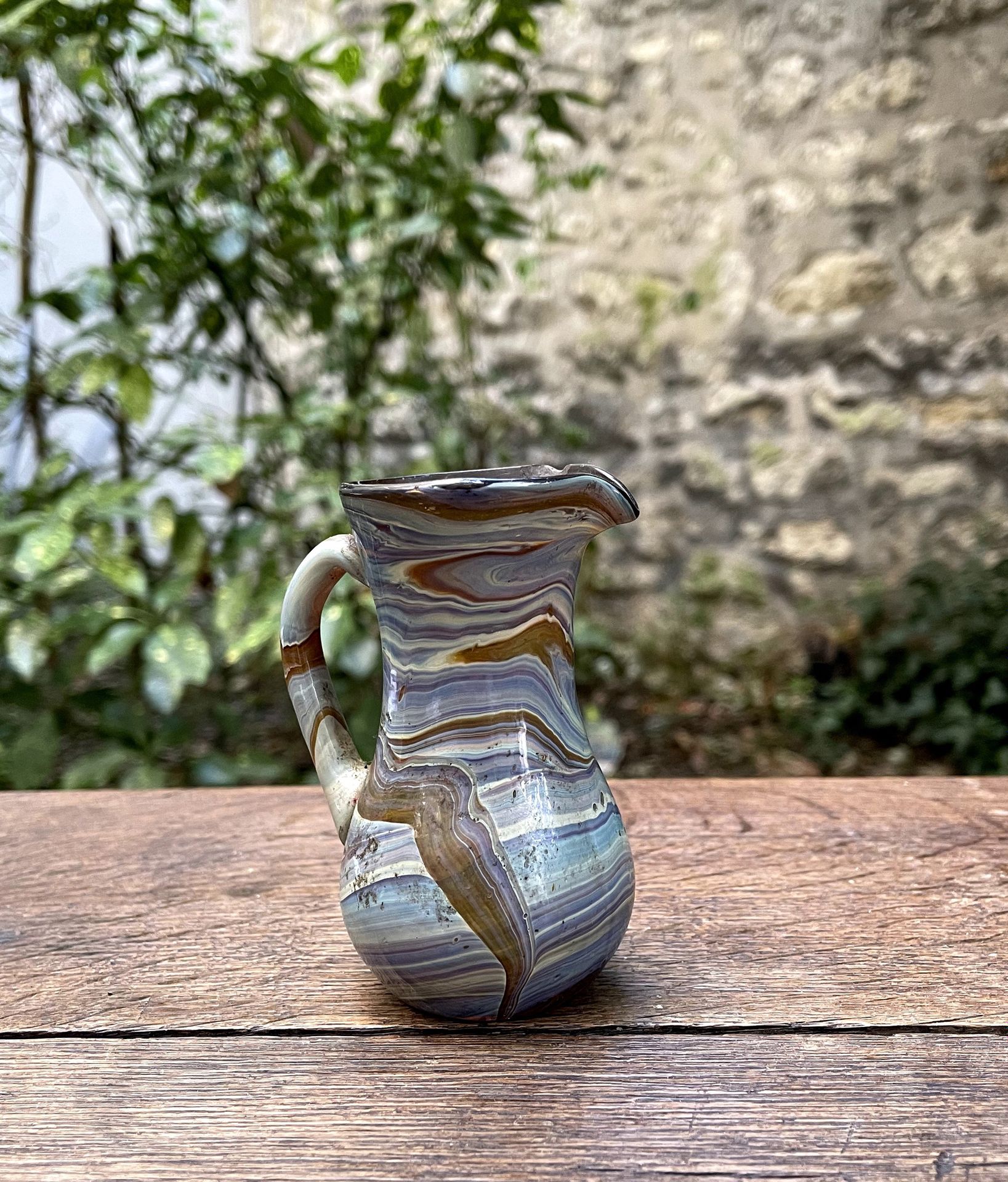 Null Pequeña jarra de vidrio soplado.

Siglo XIX

H. 9 cm

(pequeña astilla en e&hellip;