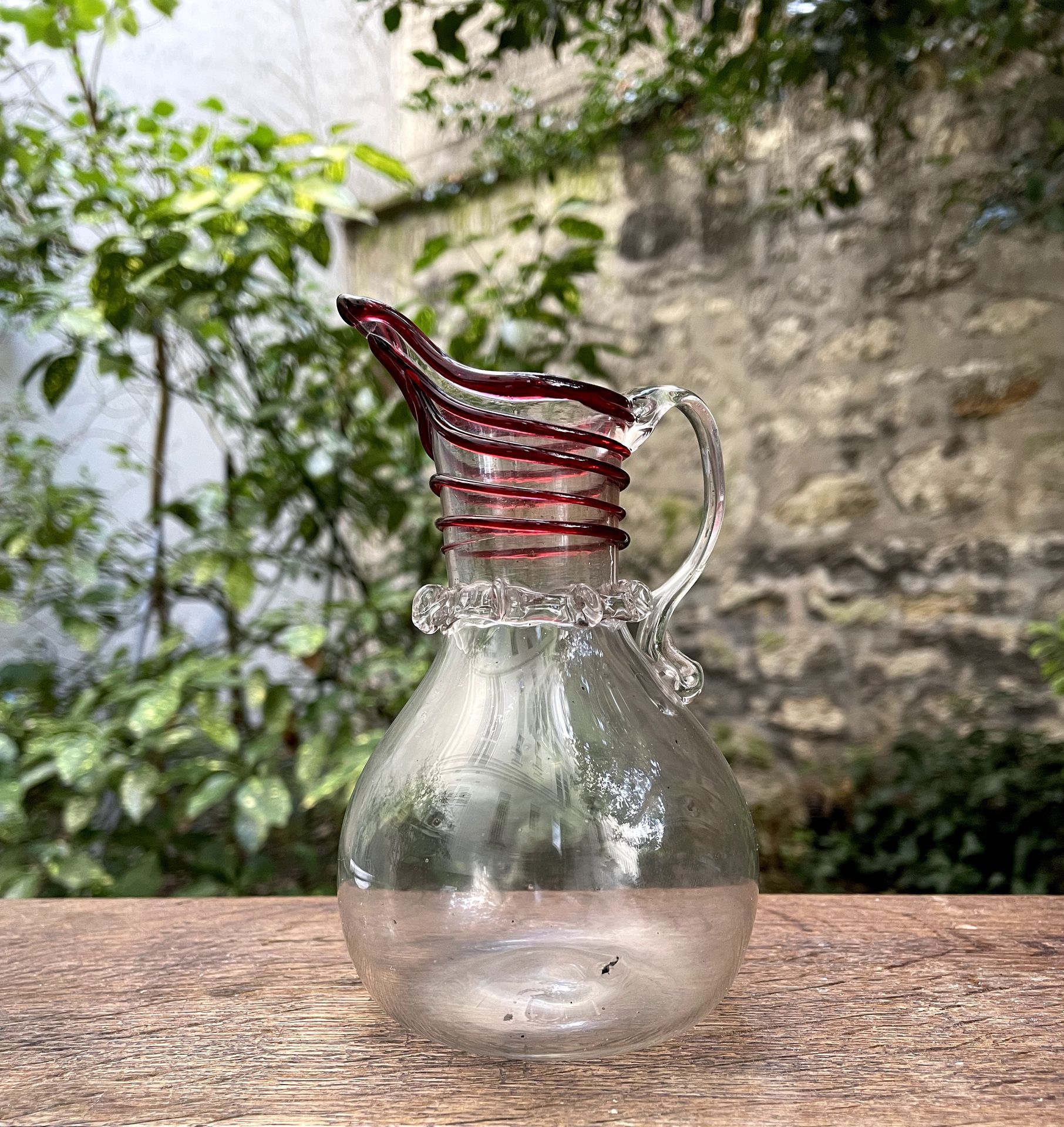 Null 透明吹制的小玻璃壶，有红网。

19世纪

H.14厘米