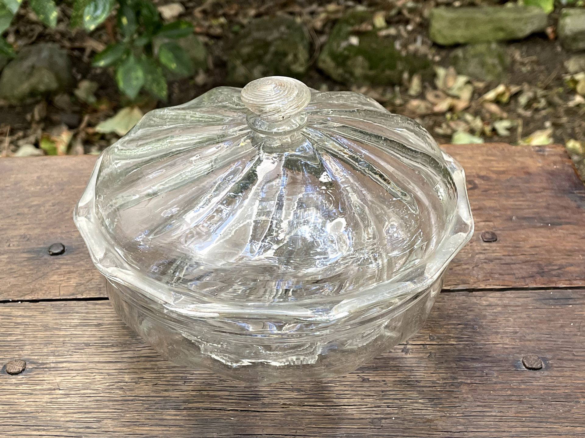 Null 
大型透明玻璃果酱杯或果酱吹制在一个辐射状的棱形模具中。


19世纪晚期


直径18厘米