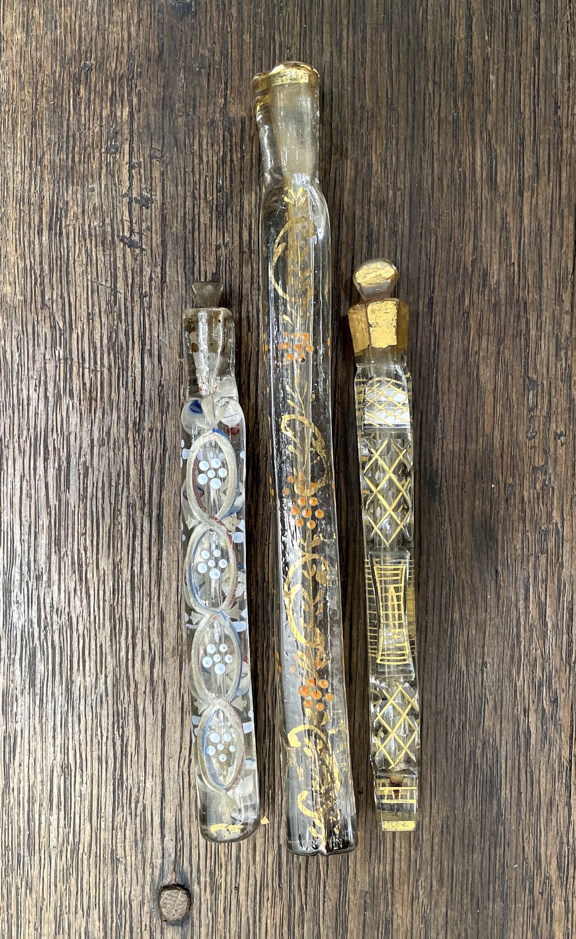 Null 
三个吹制的玻璃香水或药膏瓶，装在有金色造型图案的护套中。


19世纪。 


一个18.1厘米的高度


(塞子堵塞，缺少一个塞子和磨损)