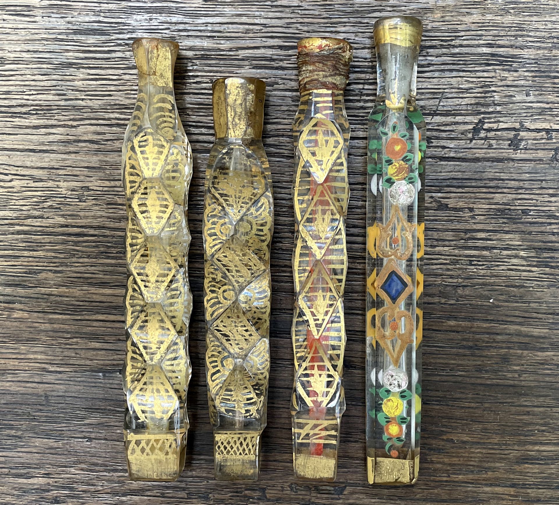 Null 
四个吹制的玻璃香水或药膏瓶，有金色的造型图案。


19世纪。


一个12.4厘米的高度


(所有的塞子都丢失和磨损)