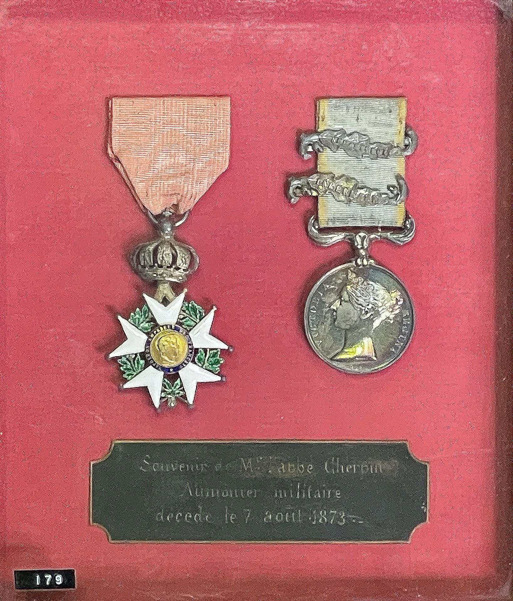 Null FRANCE Cadre présentant :
- Une Légion d'honneur d'époque Second empire de &hellip;