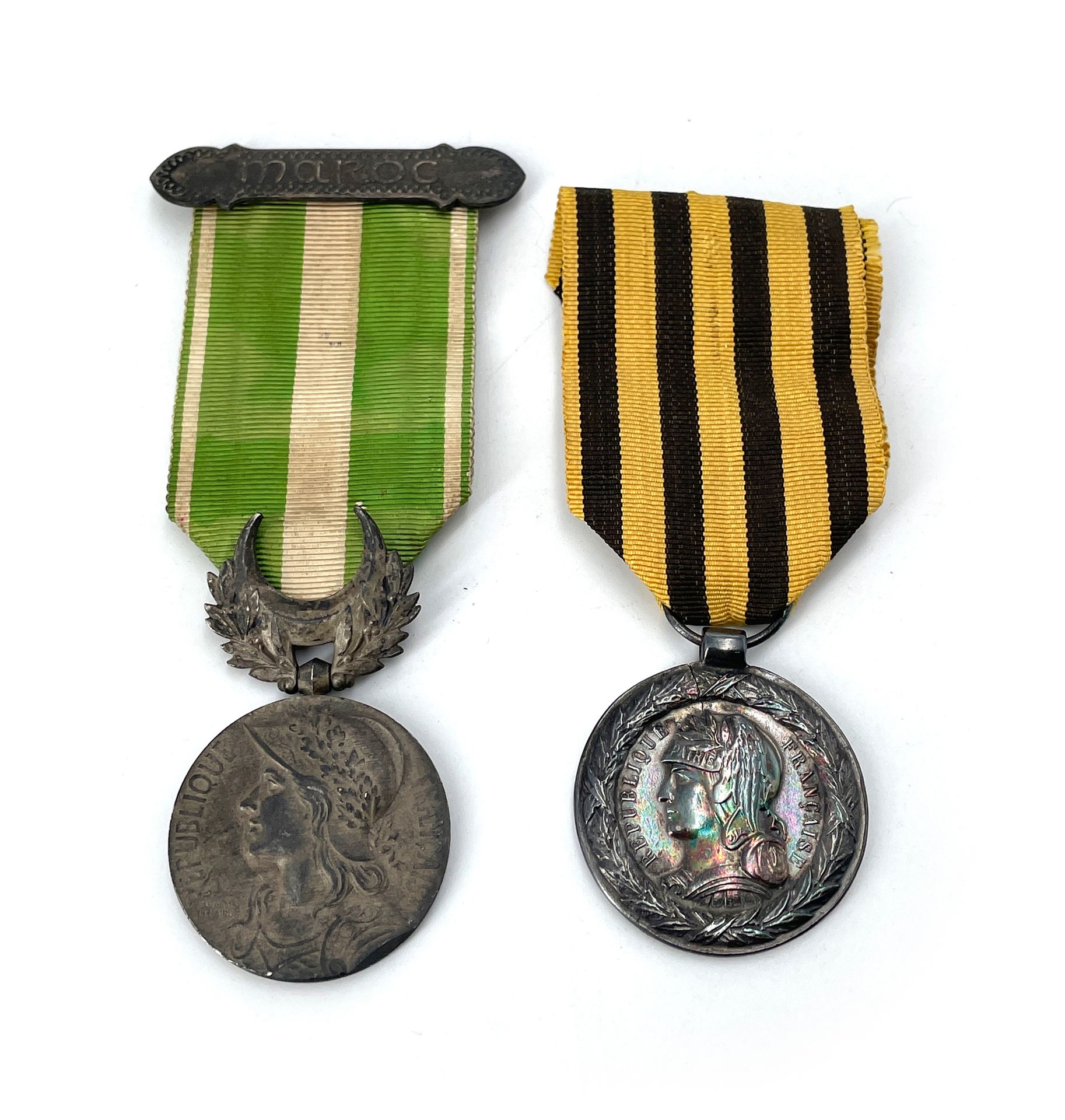 Null FRANCIA Dos medallas:
- de Dahomey.
- de Marruecos.
En plata. Cintas.