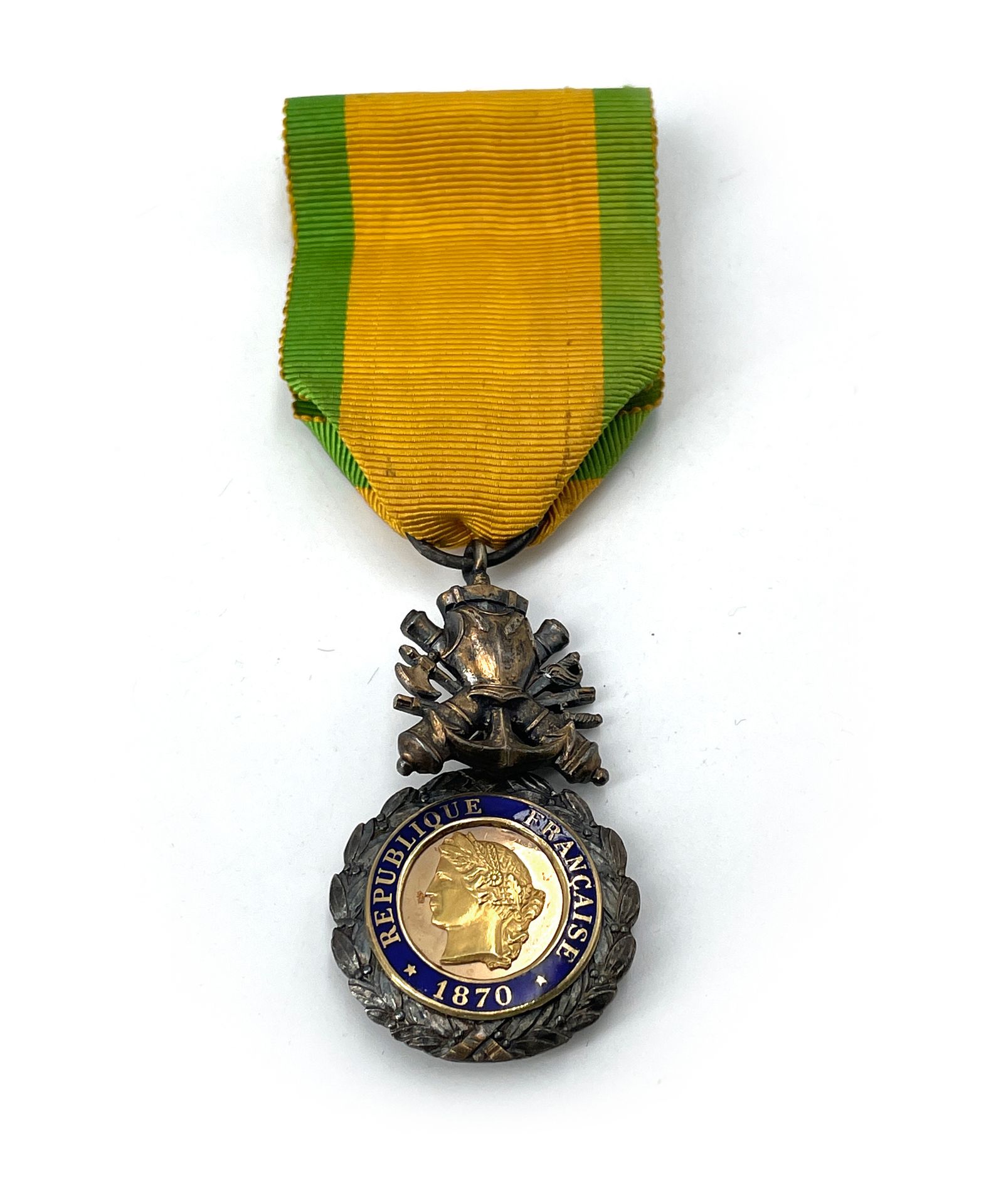 Null 法国第三共和国军事奖章，带大炮的两面奖杯。中心由三部分组成。
银、vermeil和金。
50 x 25 mm。毛重：17,90克。
T.T.B。