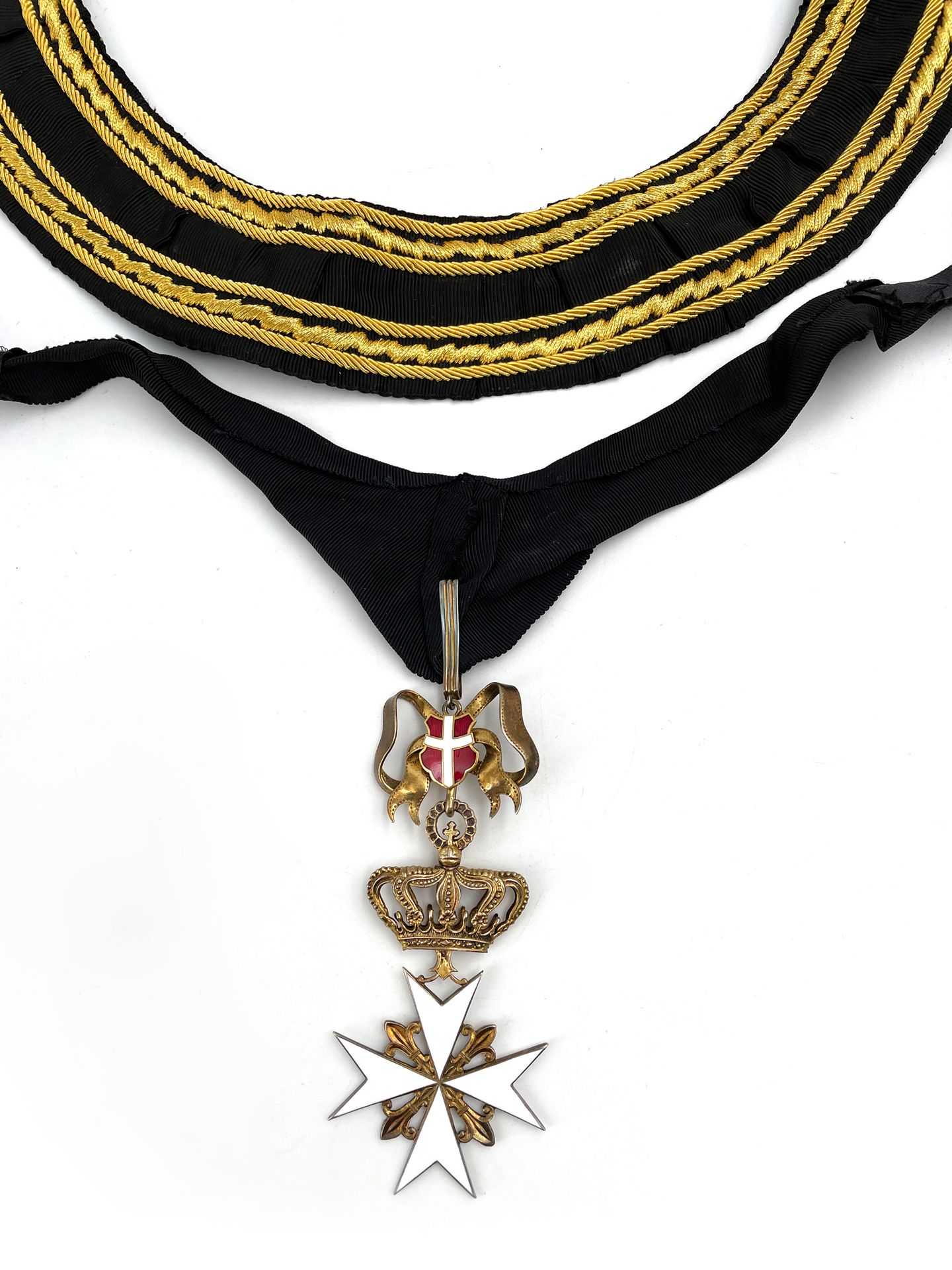 Null 耶路撒冷圣约翰骑士勋章
Vermeil and enamel.精美的黑色领带。
98 x 50毫米，附有一条黑色莫伊尔（bailli d'honneu&hellip;