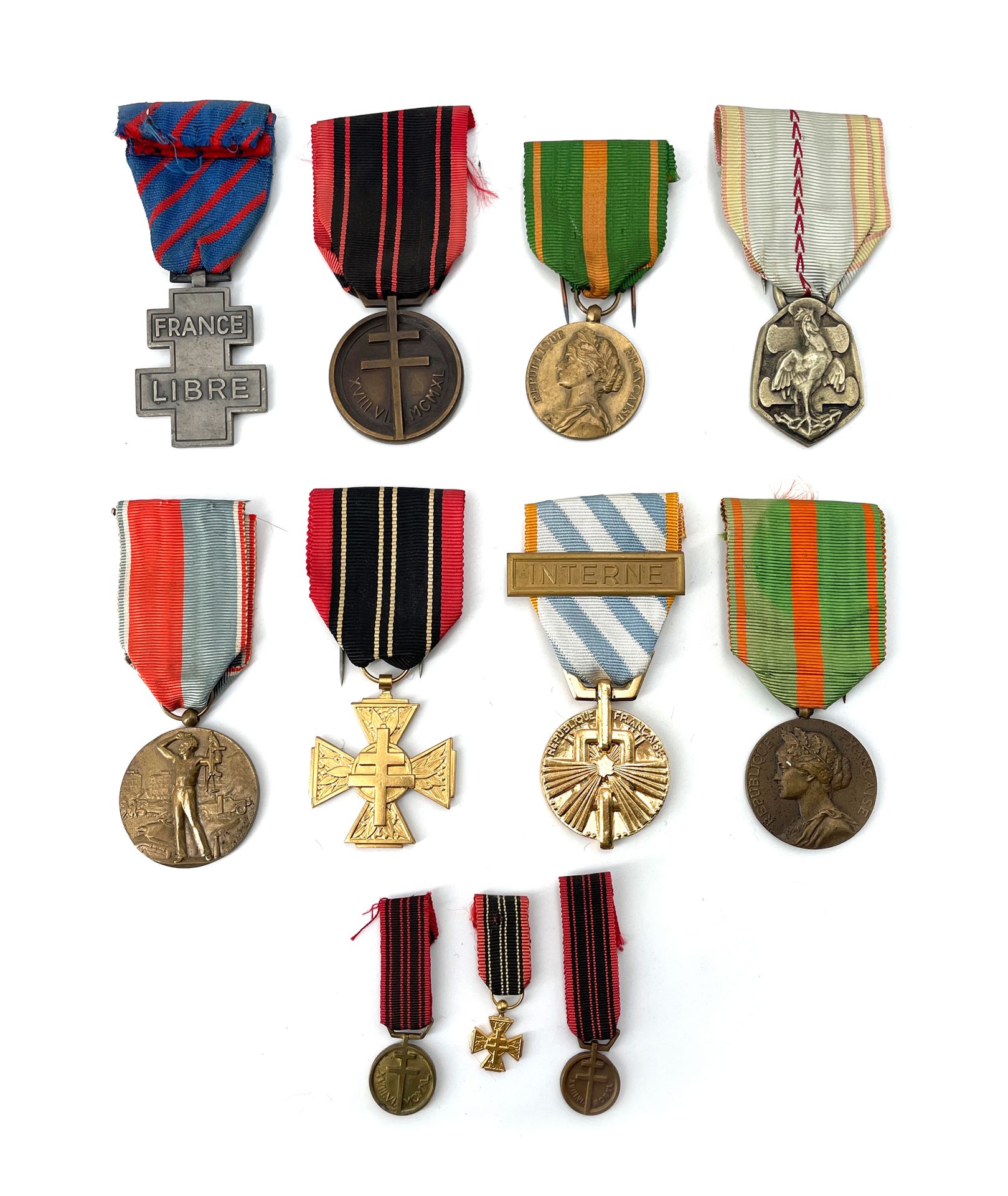 Null 法国第二总经理 十一个纪念勋章
- 驱逐勋章。
- 纪念勋章39-45
- 抵抗勋章，有两个缩影。
-
抵抗组织的志愿战士十字勋章（有缩影）。
- 自&hellip;