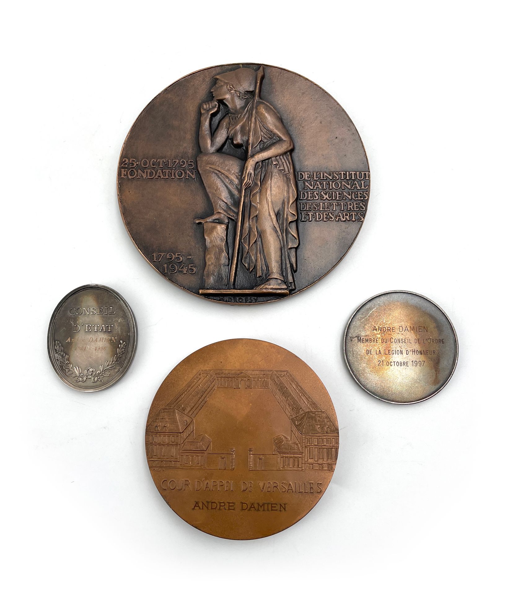 Null 安德烈-达米安的纪念品 套装的四枚奖章：a- 国务委员会。Duvivier八年级的椭圆形银质奖章，归属于
André Damien 1981-1996&hellip;