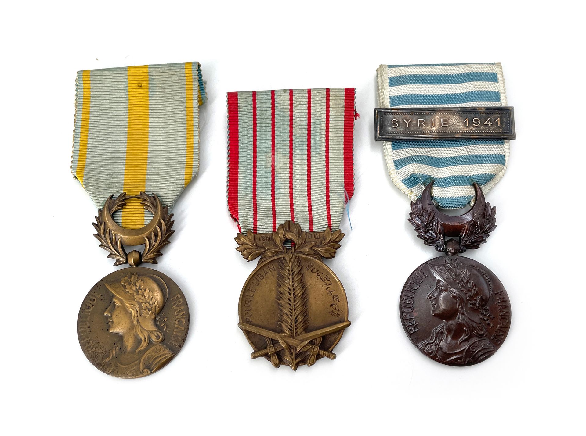 Null FRANCE Trois médailles :
- Médaille d'Orient.
- Médaille du Levant. Agrafe &hellip;
