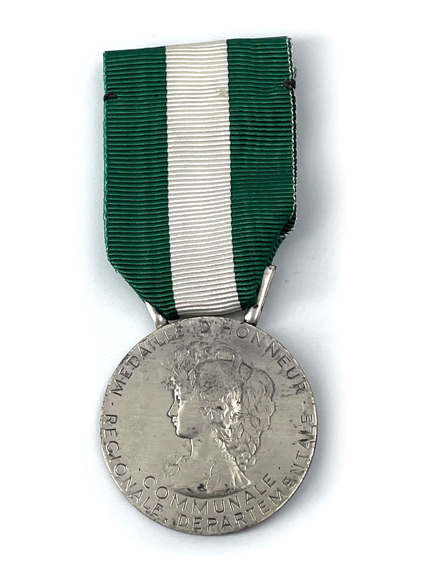Null 地区、部门和社区荣誉银质奖章。归功于André DAMIEN。
32mm。毛重：21,41克。
Ribbon。
T.T.B。