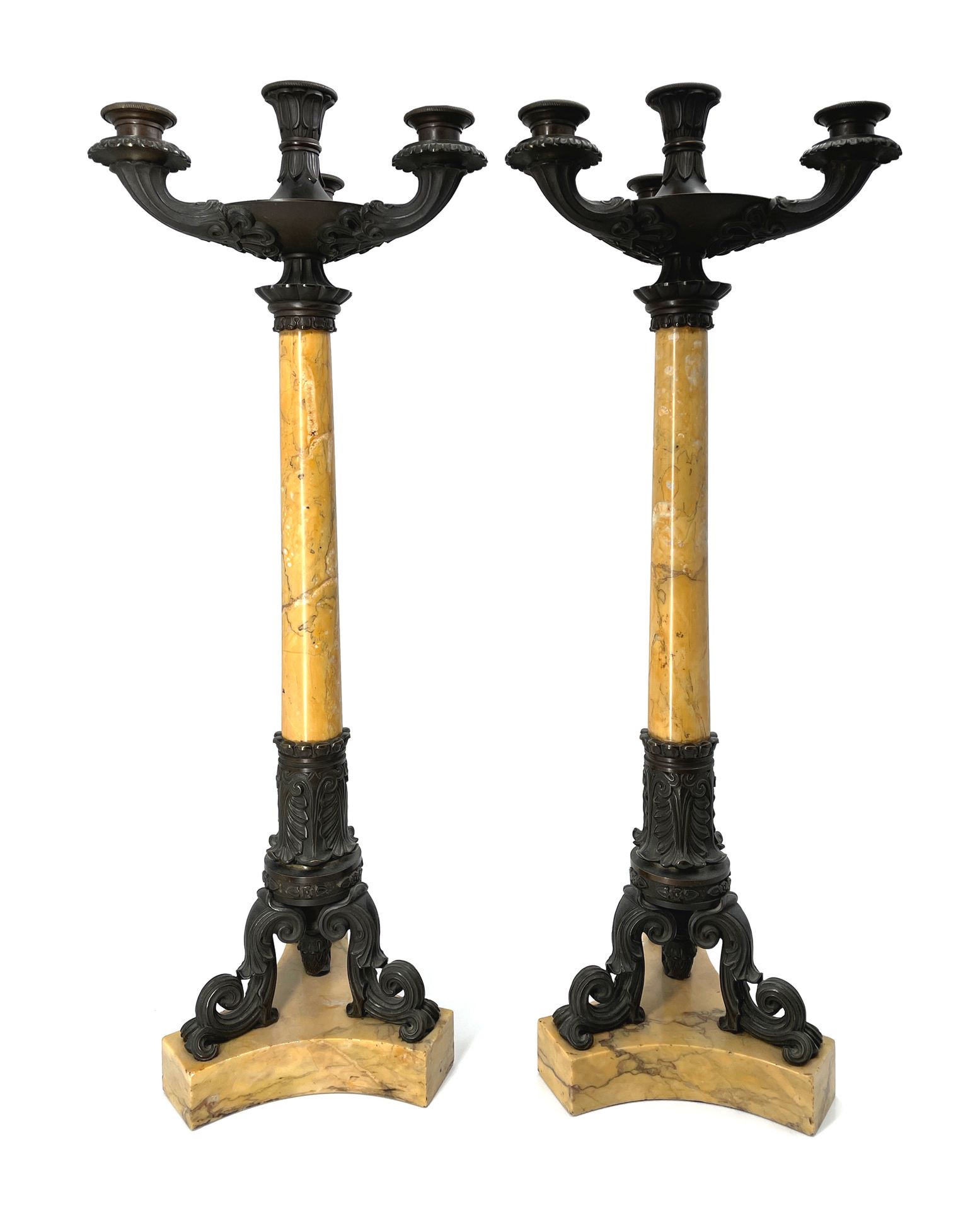 Null 一对大理石和青铜烛台，有棕榈树装饰。
修复时期
高66厘米