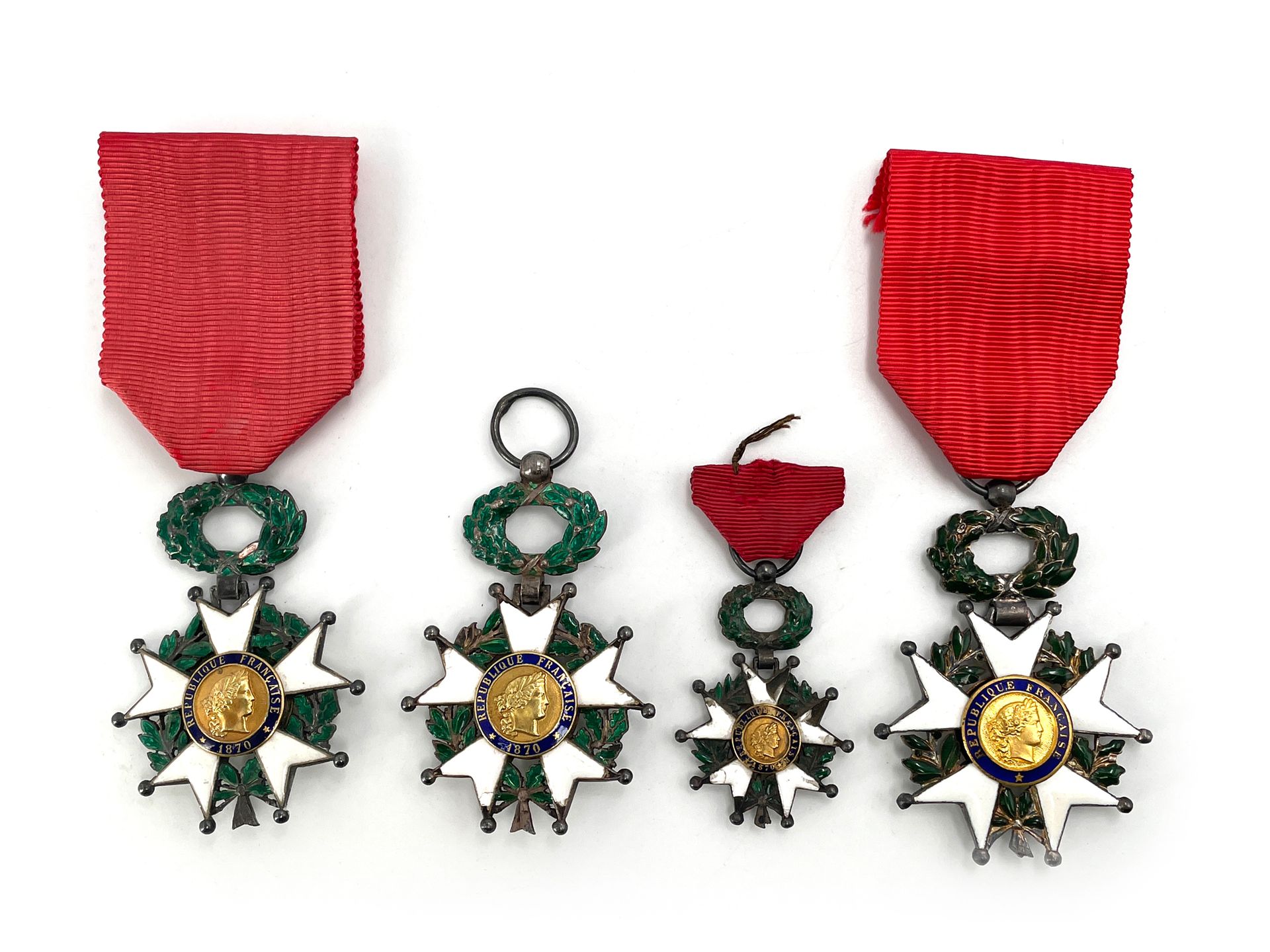 Null 
FRANCE ORDRE DE LA LEGION D'HONNEUR
- 第三共和国荣誉军团的三颗骑士星，其中一颗是缩小的。
A.B. To T.&hellip;