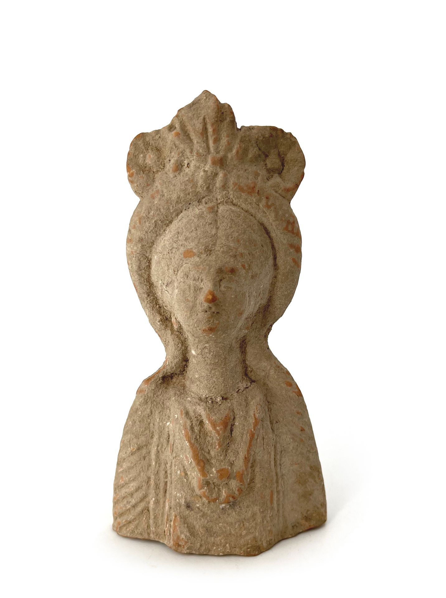 Null 橙色陶土半身像，带有出土的铜锈，展示了一个戴着皇冠和花瓣的女性形象。
罗马时期，迦太基，3世纪 高：16.5厘米
