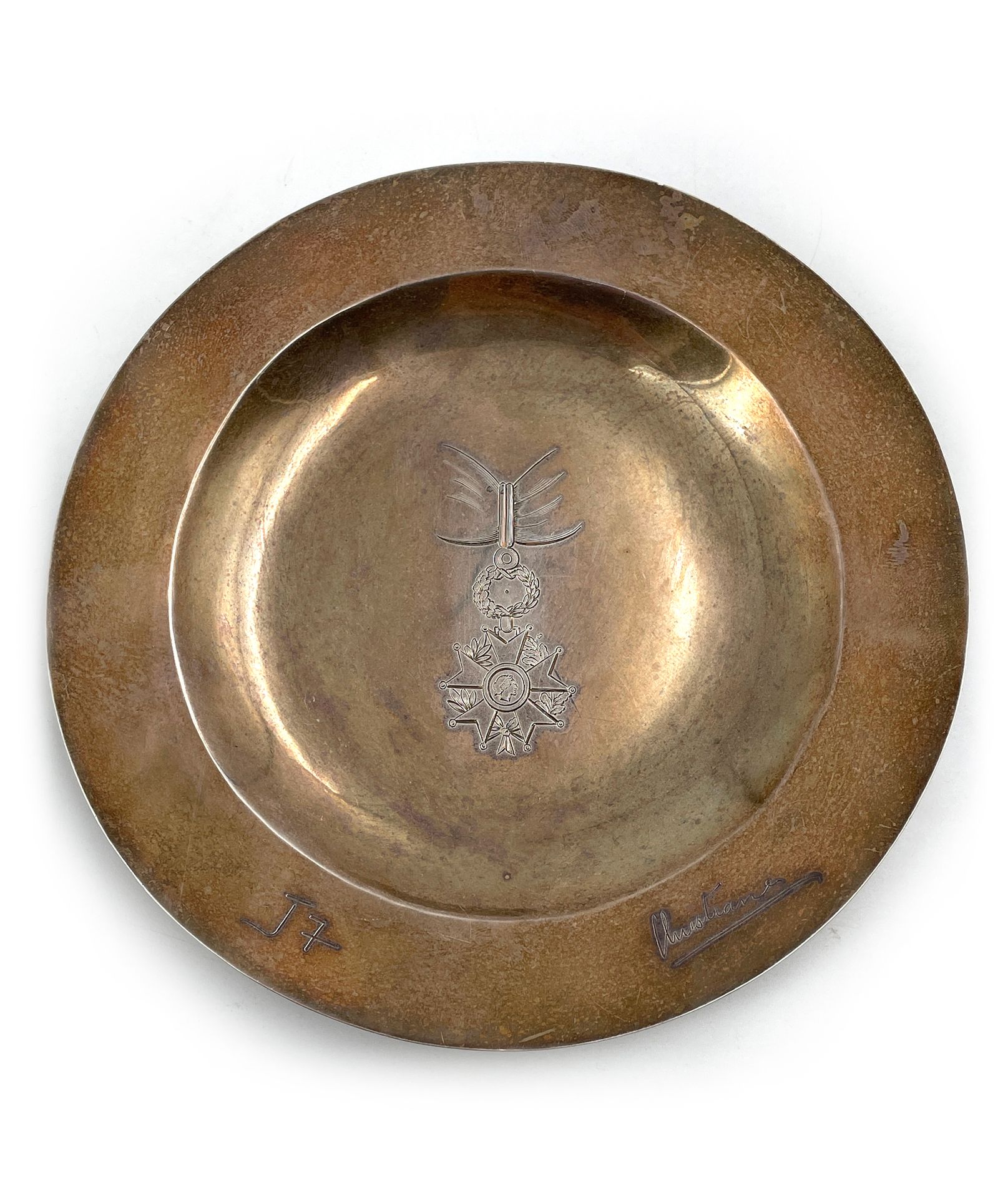 Null 提供给安德烈-达米恩的荣誉军团护身符 银质，中间刻有荣誉军团指挥官十字勋章，两翼刻有 "J7 "和 "Christiane"
一个老人头的标题印章和一&hellip;