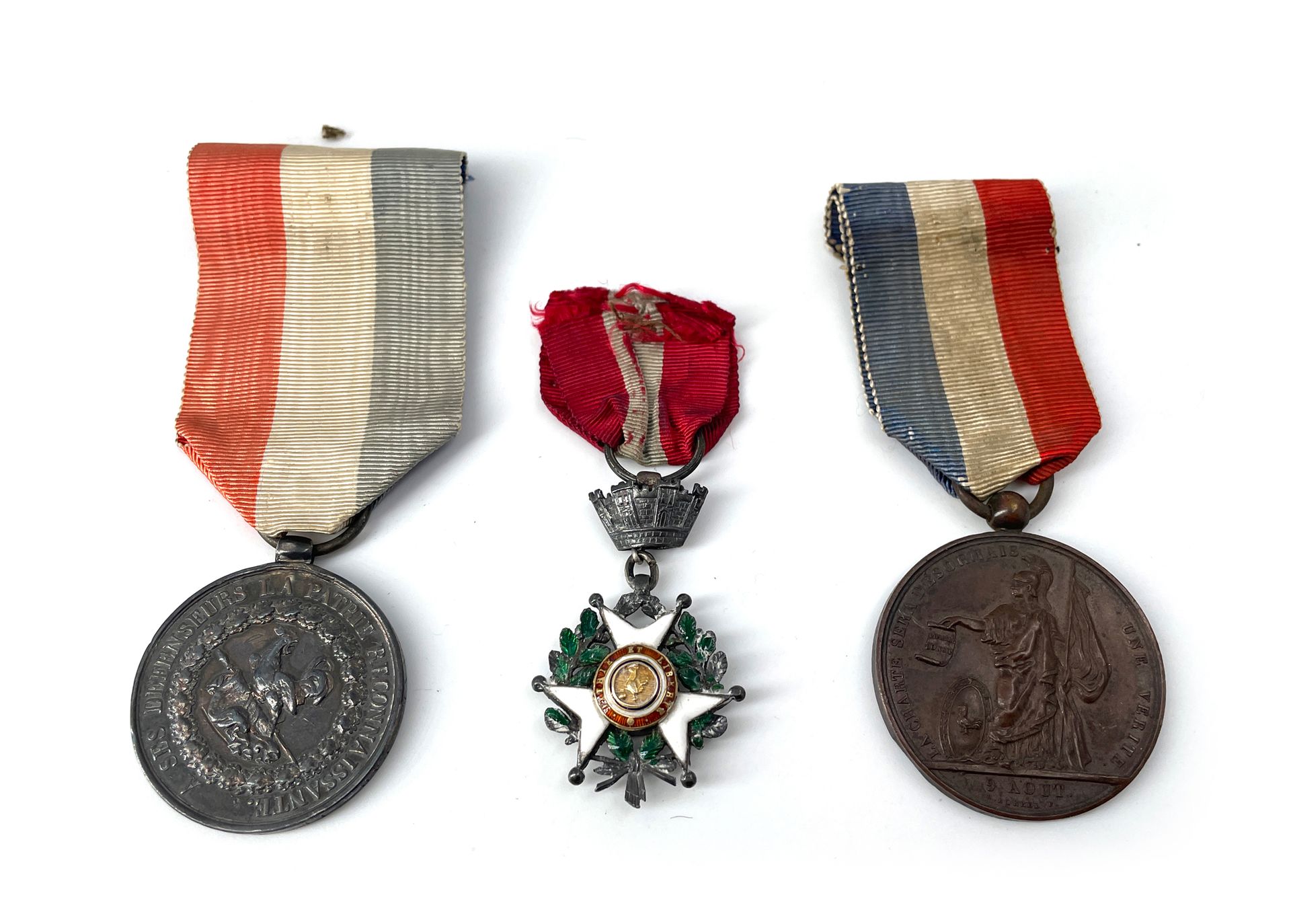 Null FRANCE MONARCHIE DE JUILLET Trois médailles :
- Croix de juillet en réducti&hellip;