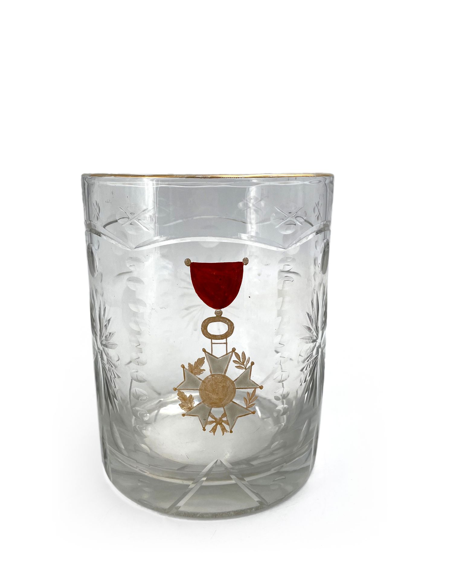 Null 一个重要的荣誉军团玻璃杯
切割的水晶，有放射状的十字架和珍珠楣，用金色画有拿破仑一世的荣誉军团的轮廓，在饮水器上有金色的装饰。
高度：16厘米。直径：&hellip;