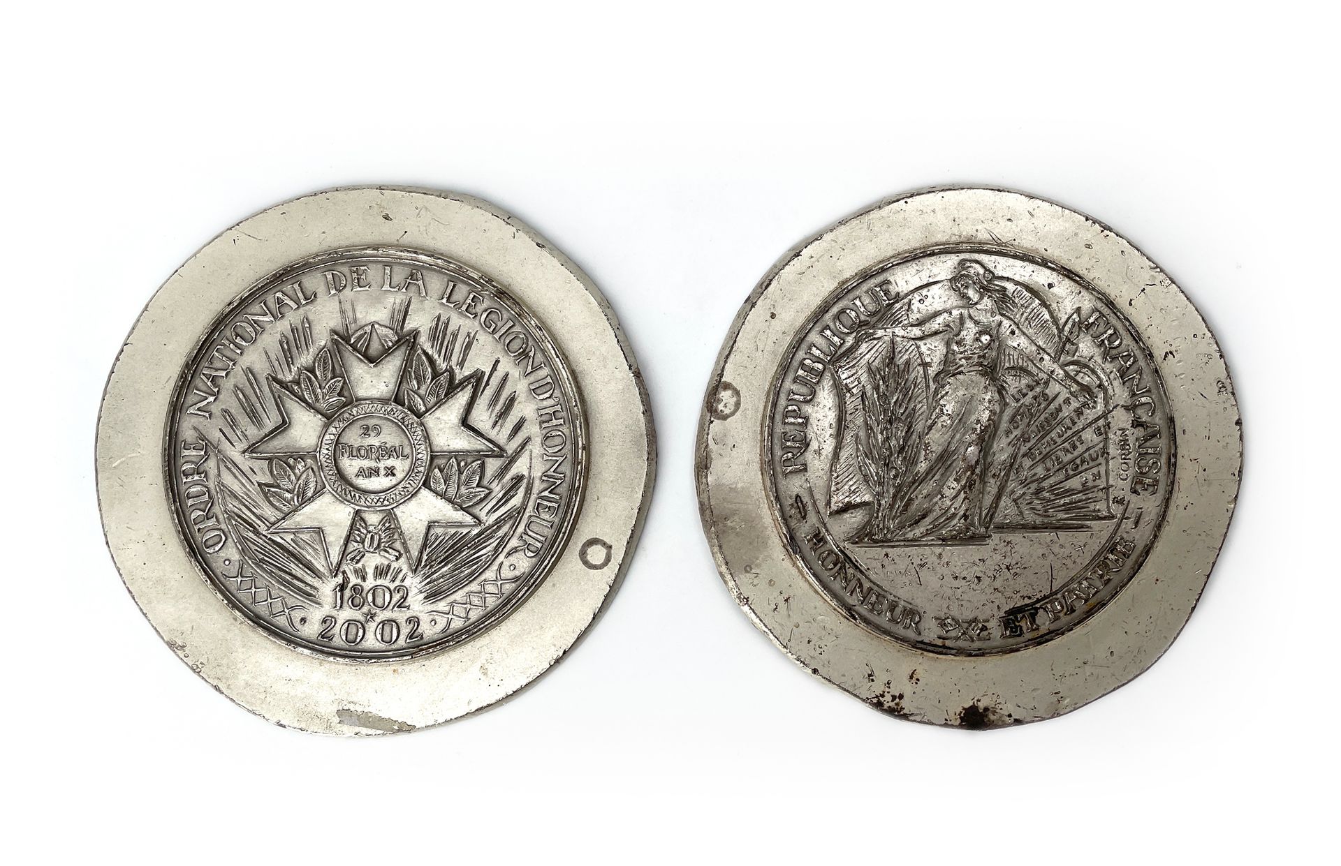 Null 法国
- 国家荣誉军团勋章。1802
- 2002
- 法兰西共和国。Honour and Patria
两幅铅印作品。
Diam 11 cm。