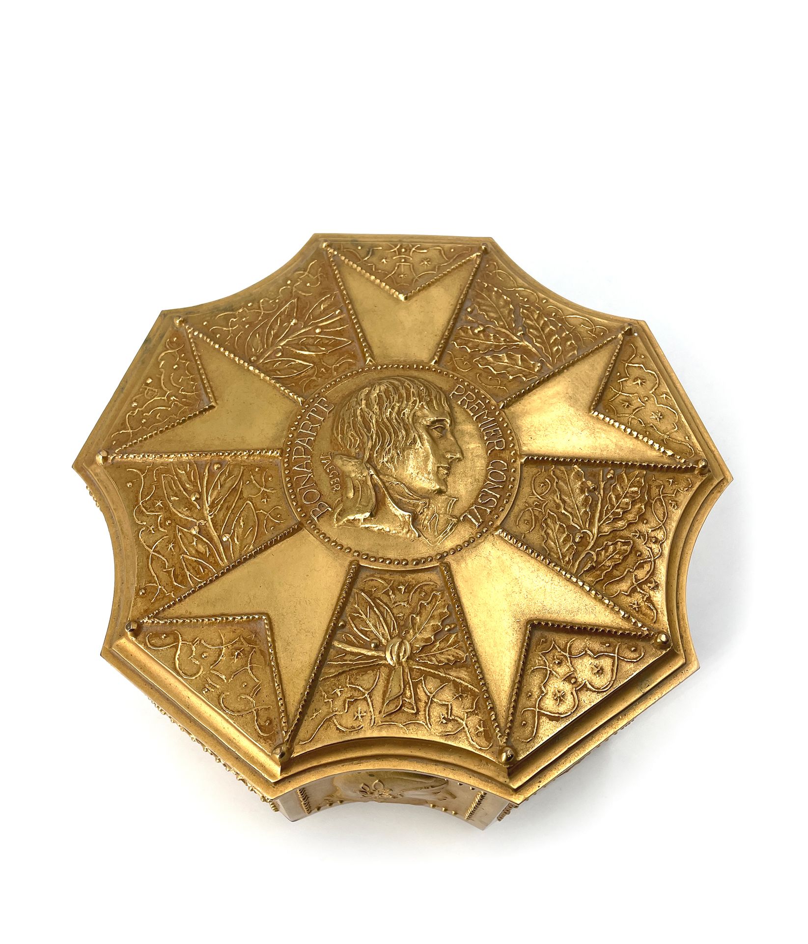 Null 
安德烈-达米恩律师事务所主席的珍贵纪念品。

镀金铜盒，有装饰，呈荣誉军团形状，有十只脚，盒盖背面刻有铭文："这个荣誉军团勋章的盒子是由阿尔伯特-德&hellip;