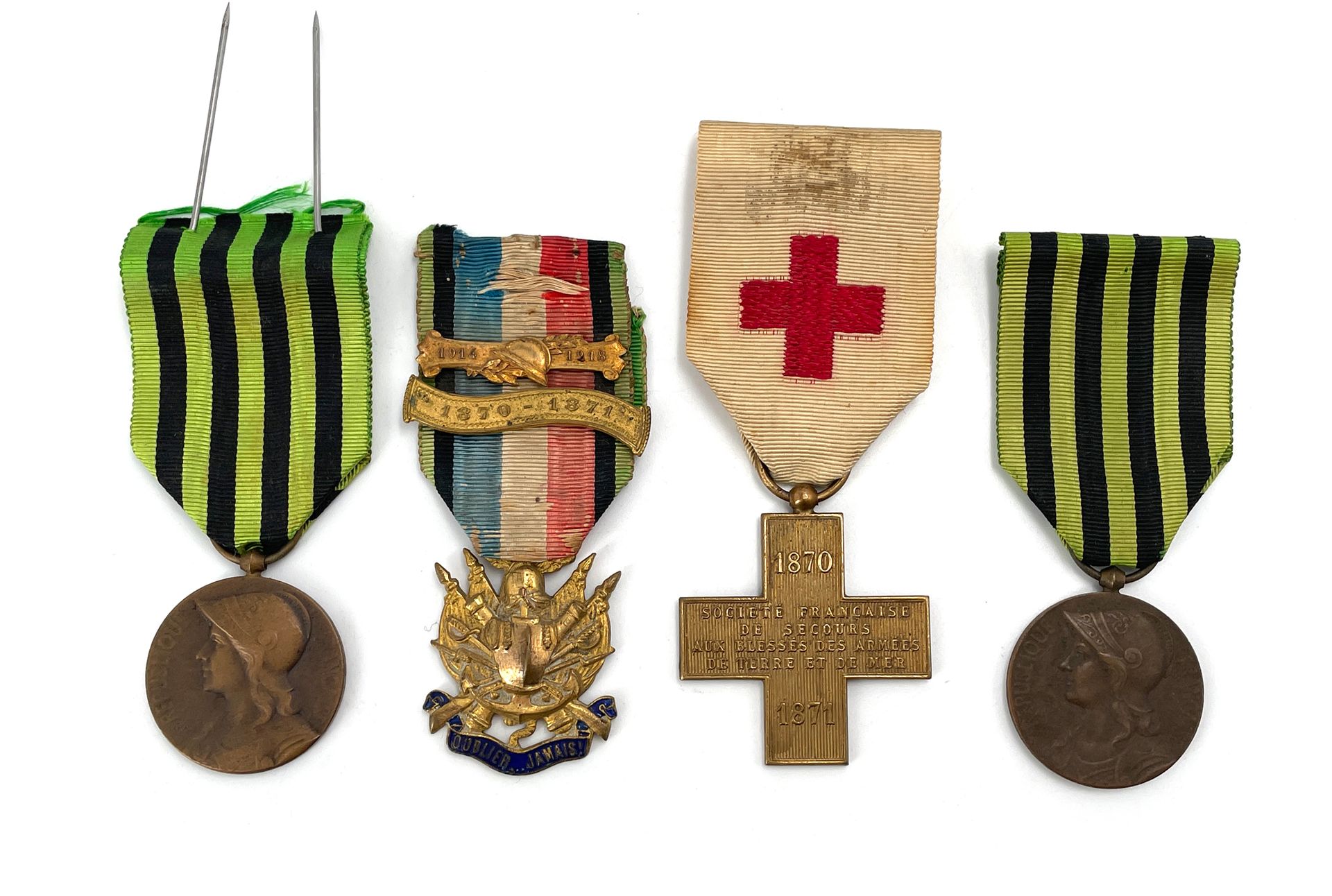 Null 1870年法国战争
- 两件1870年战争的青铜纪念品。
- 勋章 "Oublier...Jamais"。鎏金金属和珐琅。
带扣 "1870-1871&hellip;