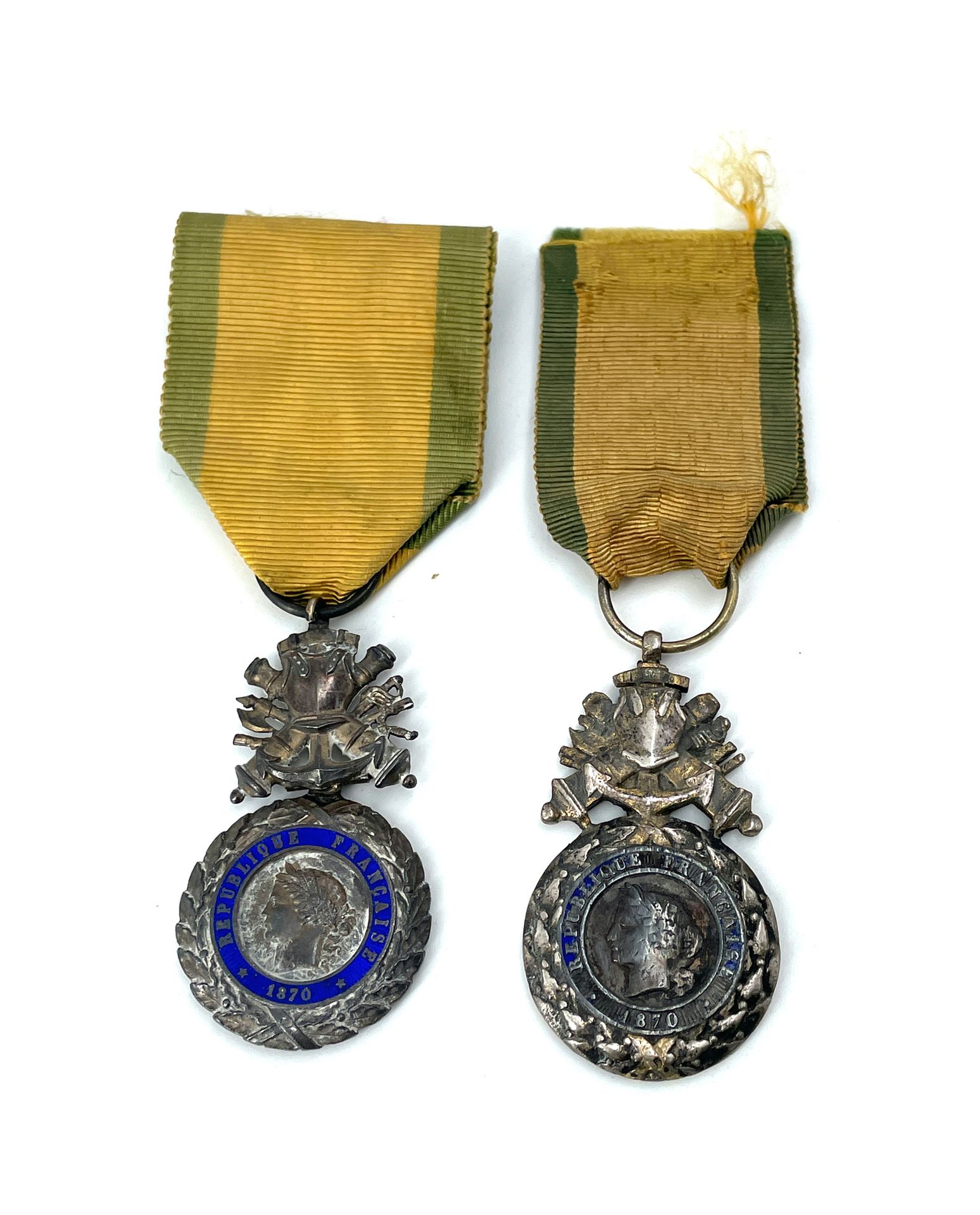 Null 法国 第三共和国的两枚军功章，其中一枚是制造粗糙的一体式模型。
银和珐琅（碎片）。
Ribbons。