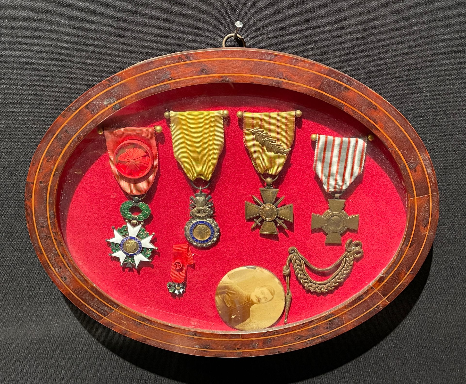 Null 法国 纪念相框内有一张 "Poilu "的照片，包括：
- 军团荣誉勋章第四期的军官之星
共和国。
- 第三共和国军事奖章。
- 14-18年战争十字&hellip;