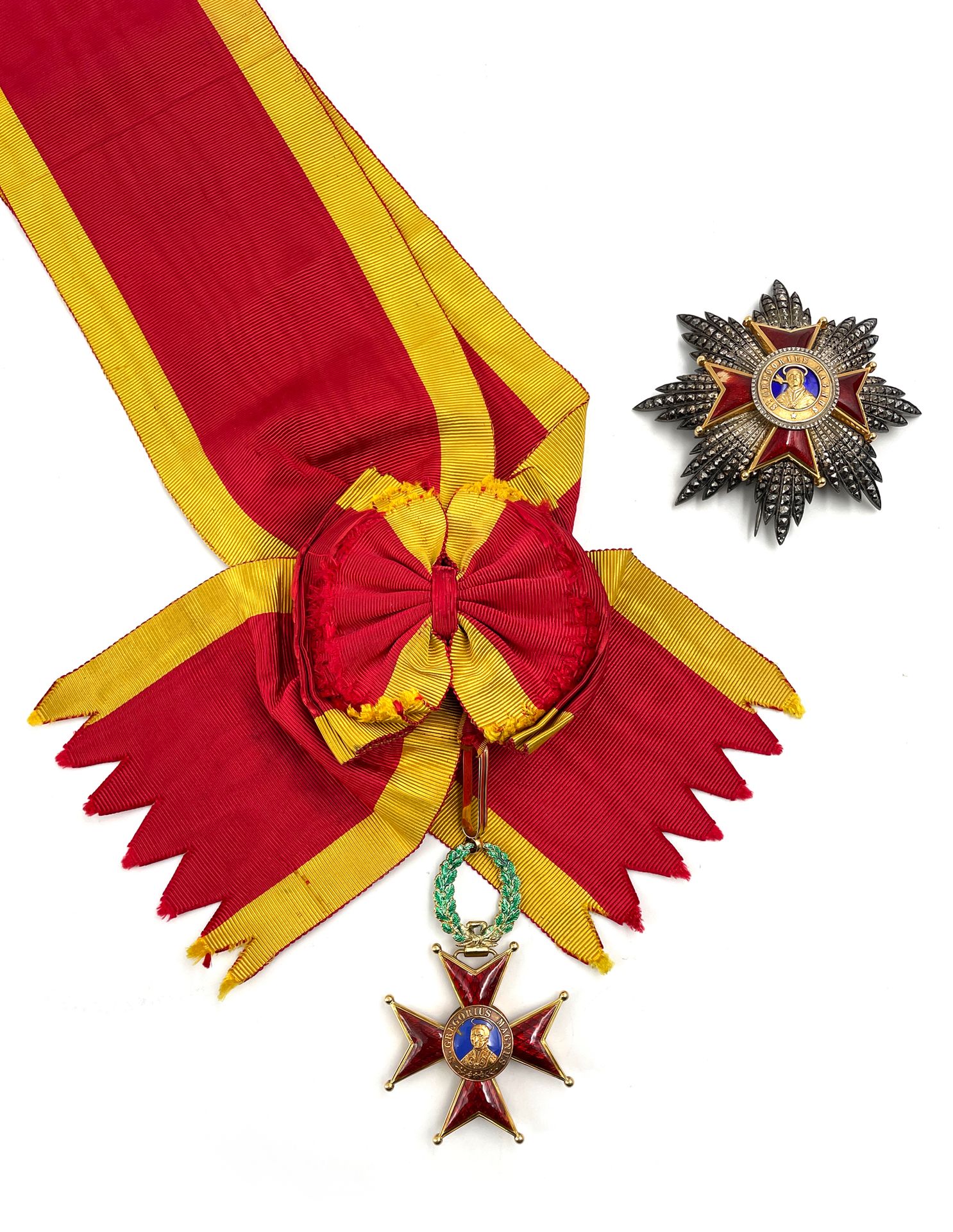 Null 属于安德烈-达米安的大十字勋章，包括：
- 金和珐琅珠宝。中心有不透明的天蓝色珐琅（冠和中心有小缺口）。扣子上有猫头鹰标记。带着它的围巾。
79 x &hellip;