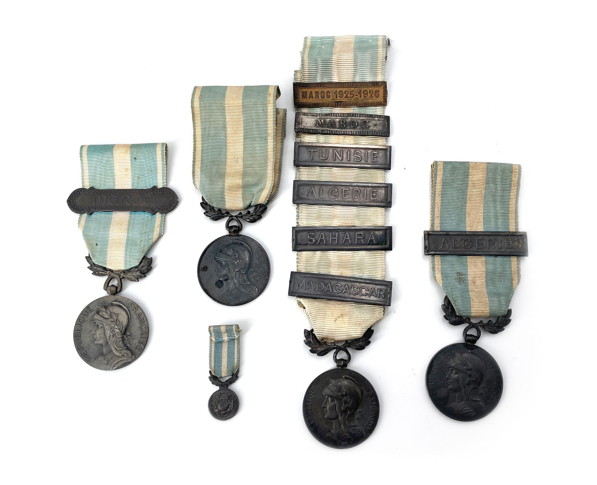 Null 法国殖民地奖章 四枚殖民地奖章和一枚微型奖章。
其中一枚有六个银色和vermeil的扣子，其中四个是扣住的。
银色的。丝带。
T.T.B。