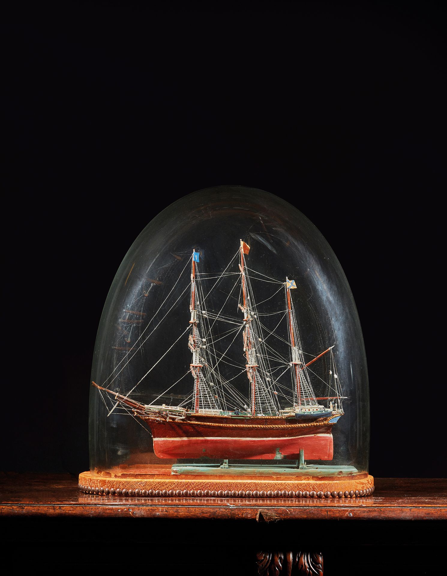 Null 模型
三桅帆船 "La Souvenire "在干式索具下。
两种颜色的桃花心木船身，甲板上的水手们栩栩如生
地球仪下（48 x 44厘米）
